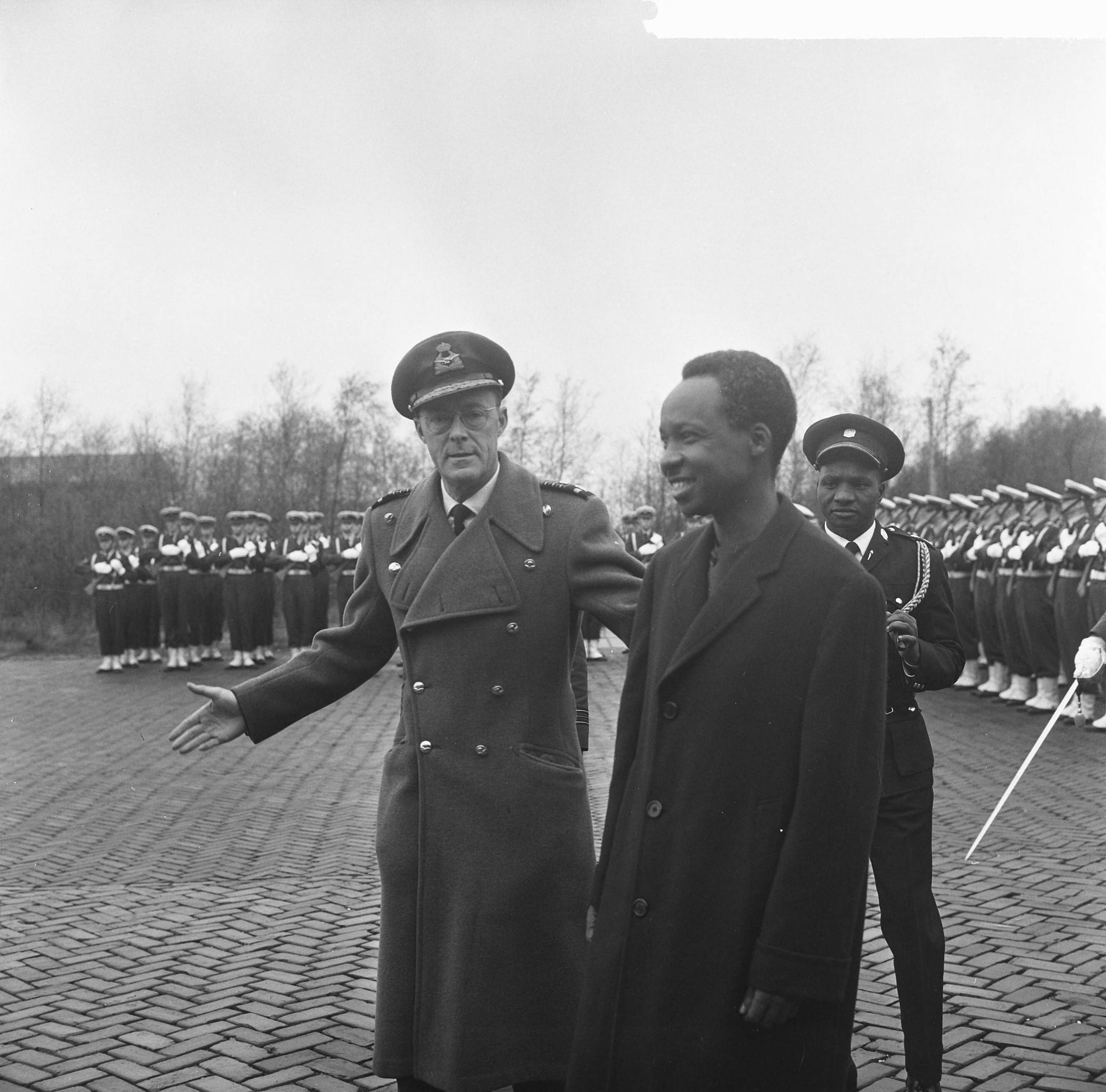 Staatsbezoek van president Julius Nyerere van Tanzania aan Nederland — Staatsbezoek president Nyerere van Tanzania, Prins Bernhard en president Nyerere na de inspectie van de erewacht op vliegveld Soesterberg — Foto: Koch, Eric / Anefo. Licentie: Set B: Rechtenvrij / Publiek Domein. Bron: Nationaal Archief. http://hdl.handle.net/10648/aaa12590-d0b4-102d-bcf8-003048976d84