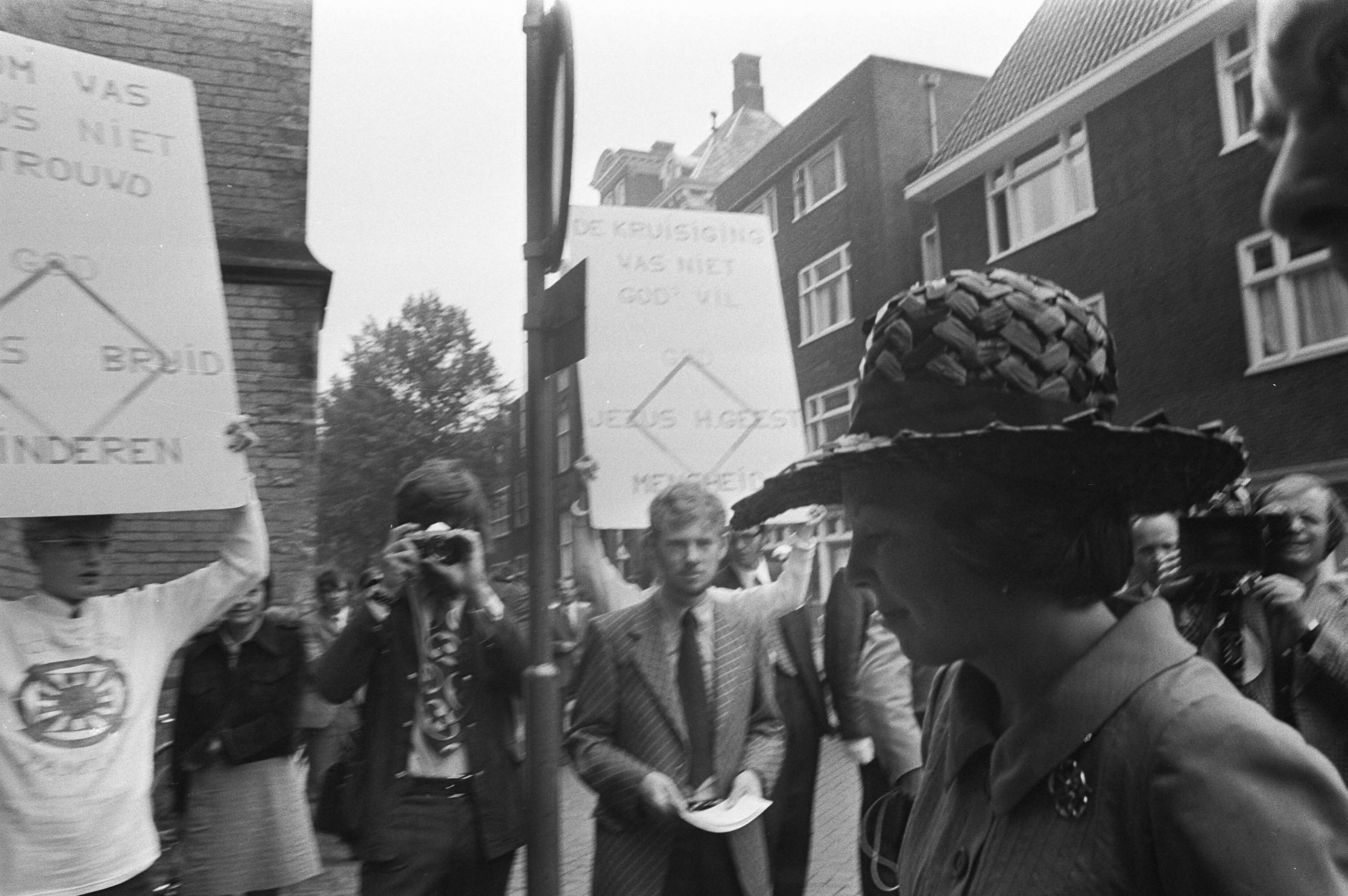 Fotocollectie Anefo — Opening Wereldraad van Kerken in Domkerk te Utrecht, Beatrix bij aankomst — Foto: Mieremet, Rob / Anefo. Licentie: Set B: Rechtenvrij / Publiek Domein. Bron: Nationaal Archief. http://hdl.handle.net/10648/abf22dae-d0b4-102d-bcf8-003048976d84