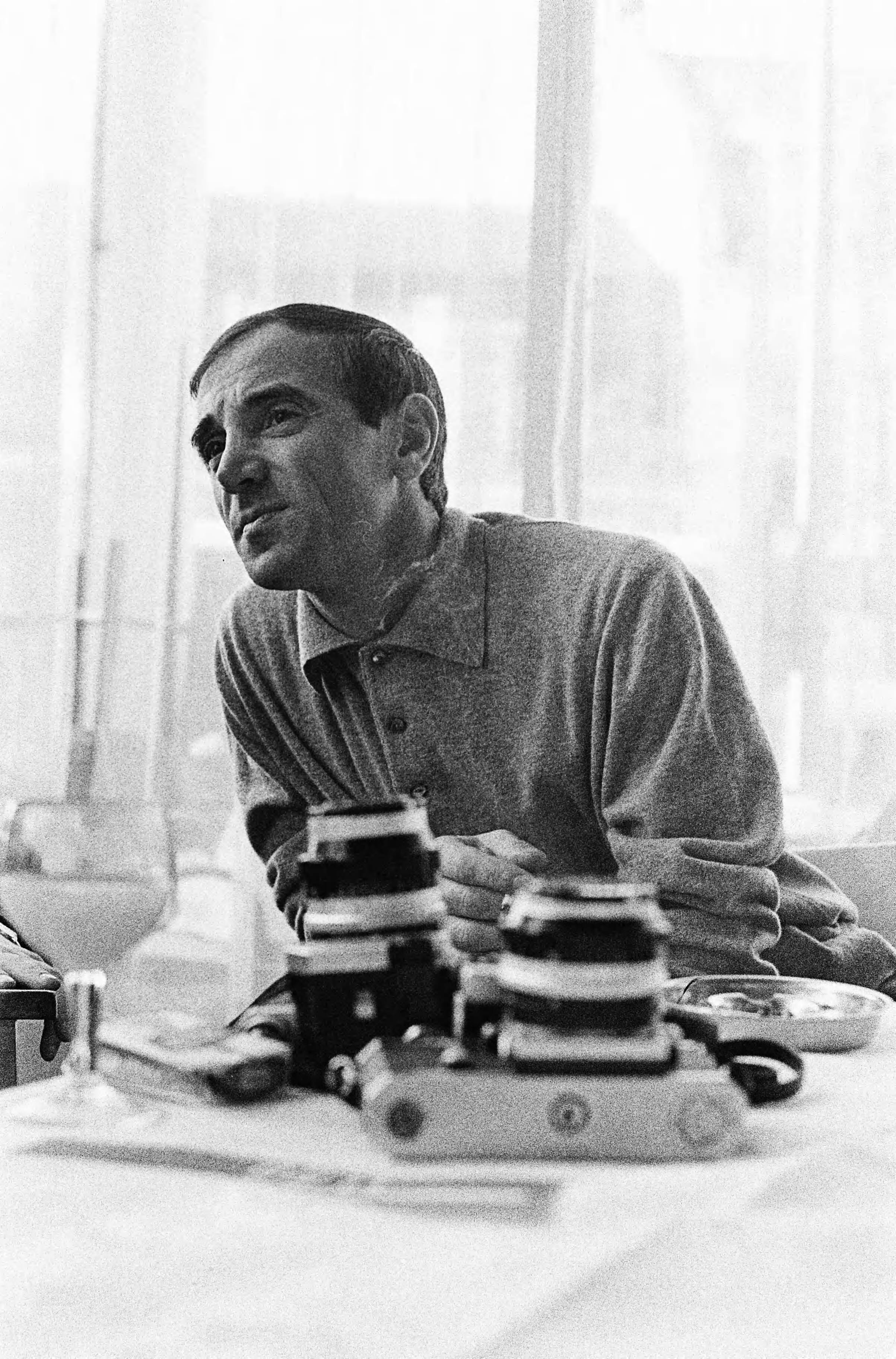 Fotocollectie Anefo — Charles Aznavour geeft een persconferentie in Hotel Gooiland in verband met zijn optreden — Foto: Gelderen, Hugo van / Anefo. Licentie: Set B: Rechtenvrij / Publiek Domein. Bron: Nationaal Archief. http://hdl.handle.net/10648/aa370d18-d0b4-102d-bcf8-003048976d84