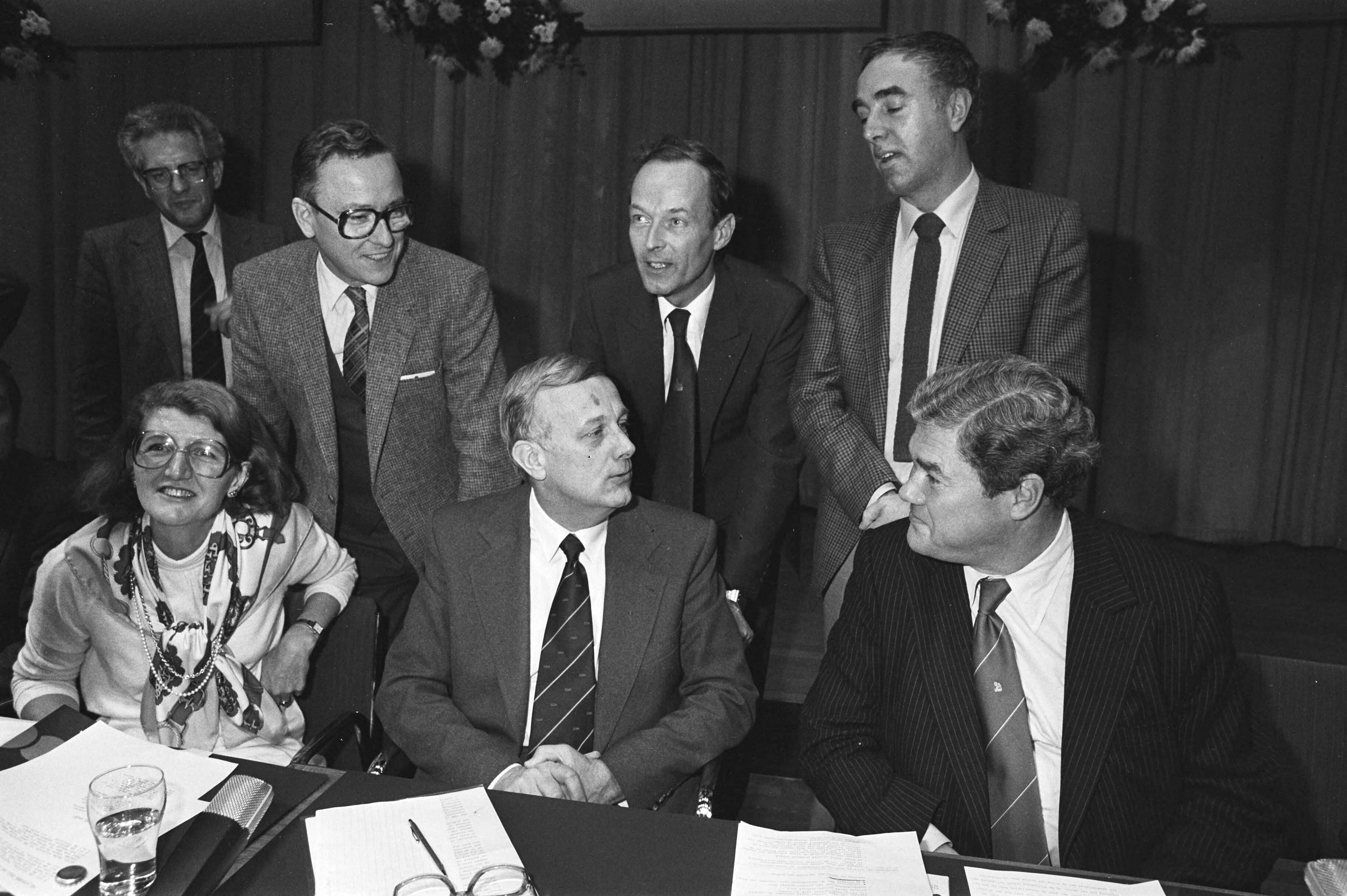 Fotocollectie Anefo — Fusie congres CDA in Den Haag , tekenen fusie-protocol door Steenkamp (l., zittend) en Jansen van Raay (r), st v.l.n.r. Van Zeil , De Boer , — Foto: Antonisse, Marcel / Anefo. Licentie: Set B: Rechtenvrij / Publiek Domein. Bron: Nationaal Archief. http://hdl.handle.net/10648/aceaa272-d0b4-102d-bcf8-003048976d84