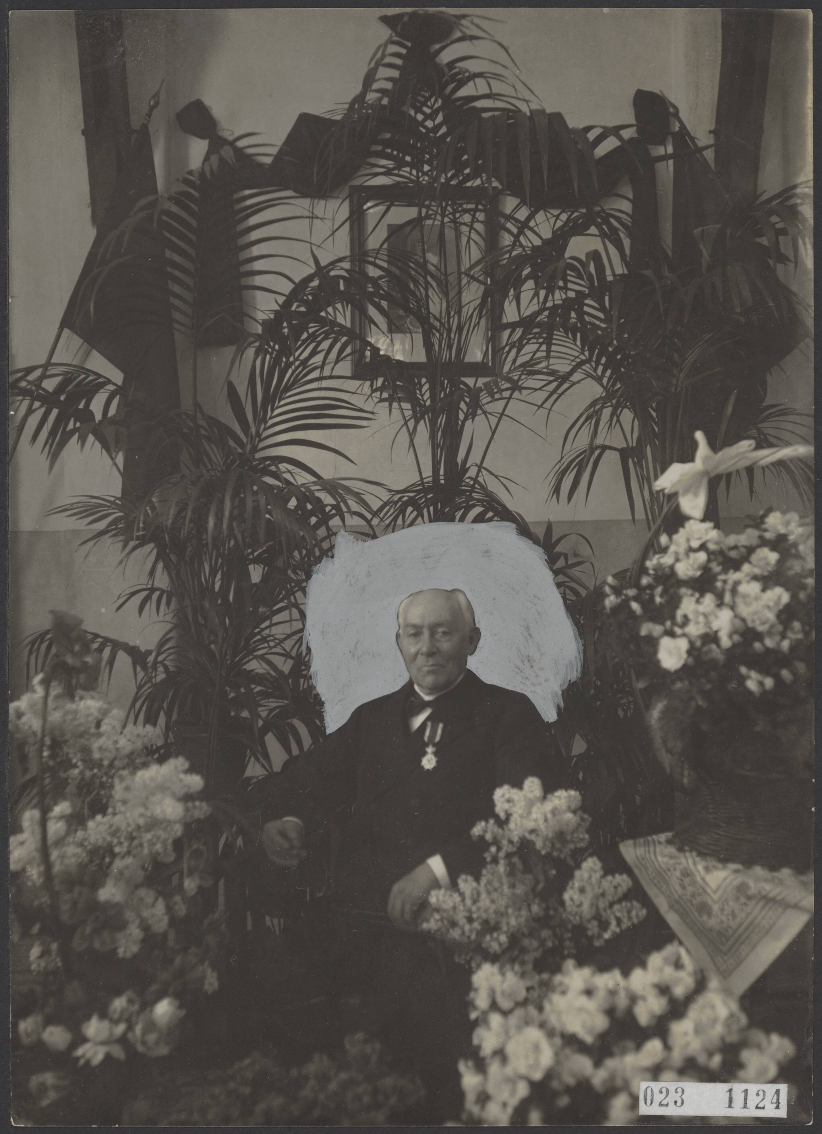 Fotocollectie Elsevier Binnenland — J. Vrolijk, voorzitter van de Hulpvereeniging voor Gereformeerd Schoolonderwijs te Scheveningen, viert zijn 45-jarig jubileum — Foto: Onbekend / Publiek Domein of Rechtenvrij. Licentie: Set B: Rechtenvrij / Publiek Domein. Bron: Nationaal Archief. http://hdl.handle.net/10648/add6119e-d0b4-102d-bcf8-003048976d84