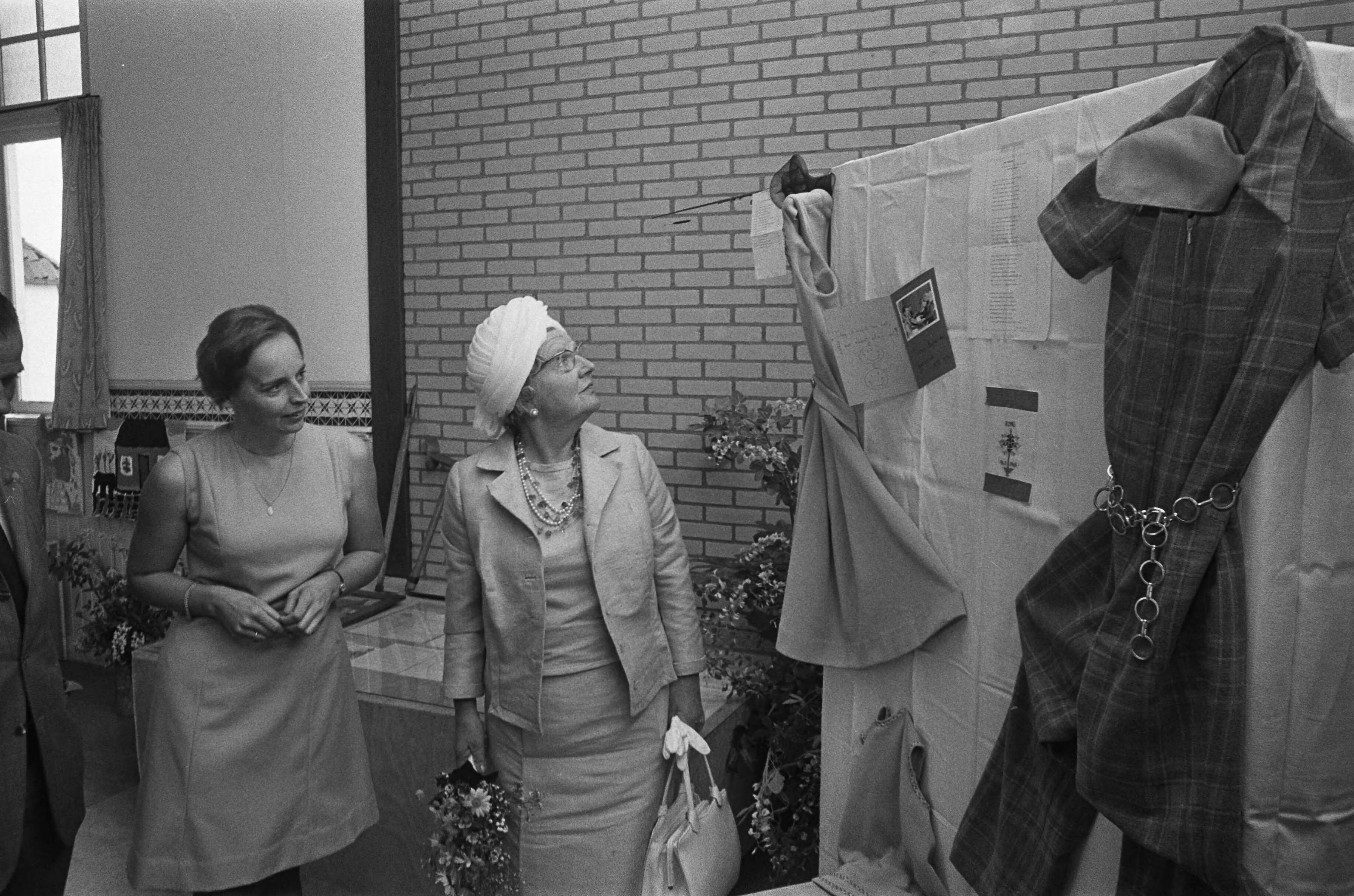 Opening Eemshaven door Koningin Juliana — Koningin Juliana in [de school?] in Westeremden — Foto: Fotograaf Onbekend / Anefo. Licentie: Set B: Rechtenvrij / Publiek Domein. Bron: Nationaal Archief. http://hdl.handle.net/10648/ac2ecc64-d0b4-102d-bcf8-003048976d84