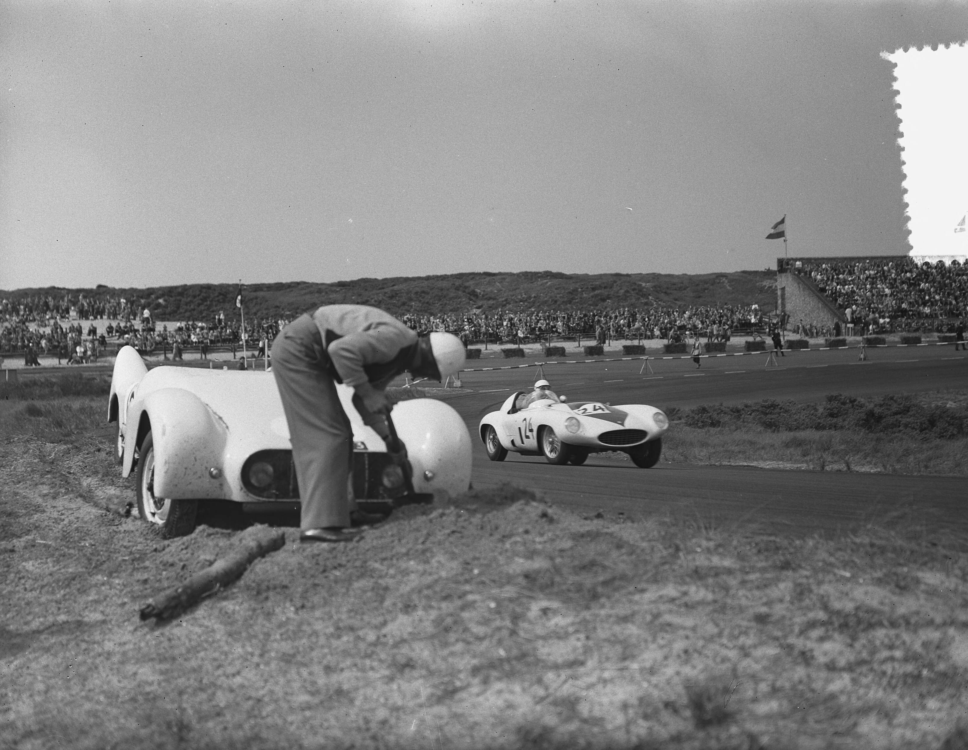 Fotocollectie Anefo — KNAC Internationale Autoraces op het circuit van Zandvoort. Auto met startnummer 16 is buiten de baan beland — Foto: Bilsen, Joop van / Anefo. Licentie: Set B: Rechtenvrij / Publiek Domein. Bron: Nationaal Archief. http://hdl.handle.net/10648/a927e55a-d0b4-102d-bcf8-003048976d84