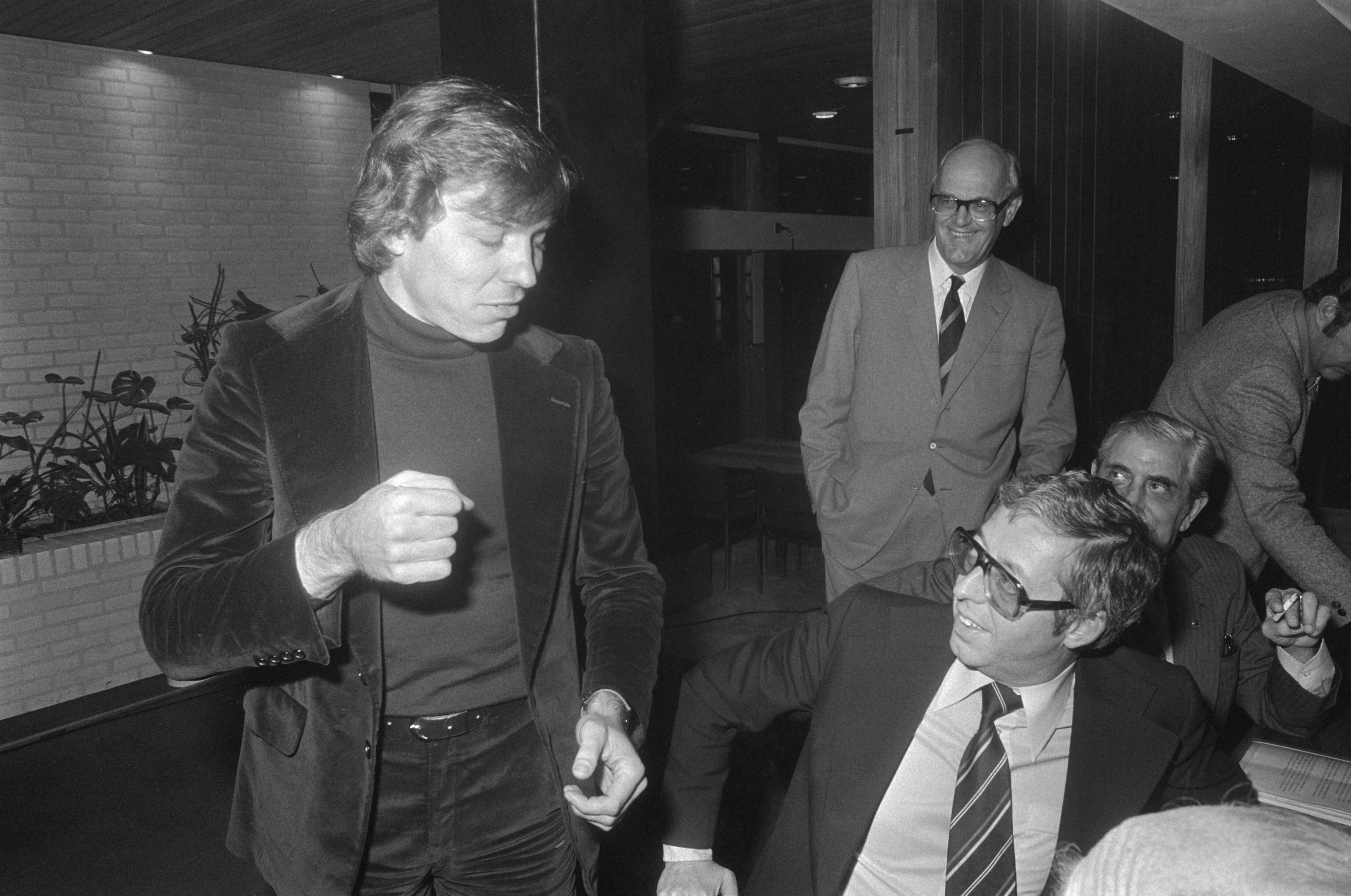 Fotocollectie Anefo — Behandeling van de zaak Jan Mulder door de arbitragecommissie in het KNVB-centrum in Zeist; Jan Mulder (links). — Foto: Peters, Hans / Anefo. Licentie: Set B: Rechtenvrij / Publiek Domein. Bron: Nationaal Archief. http://hdl.handle.net/10648/ac76b452-d0b4-102d-bcf8-003048976d84