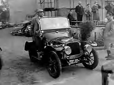 Fotocollectie Anefo — Traditie-rit van de Pionier Automobiel Club te Utrecht — Foto: Behrens, Herbert F. / Anefo. Licentie: Set B: Rechtenvrij / Publiek Domein. Bron: Nationaal Archief. http://hdl.handle.net/10648/a96c4dbc-d0b4-102d-bcf8-003048976d84