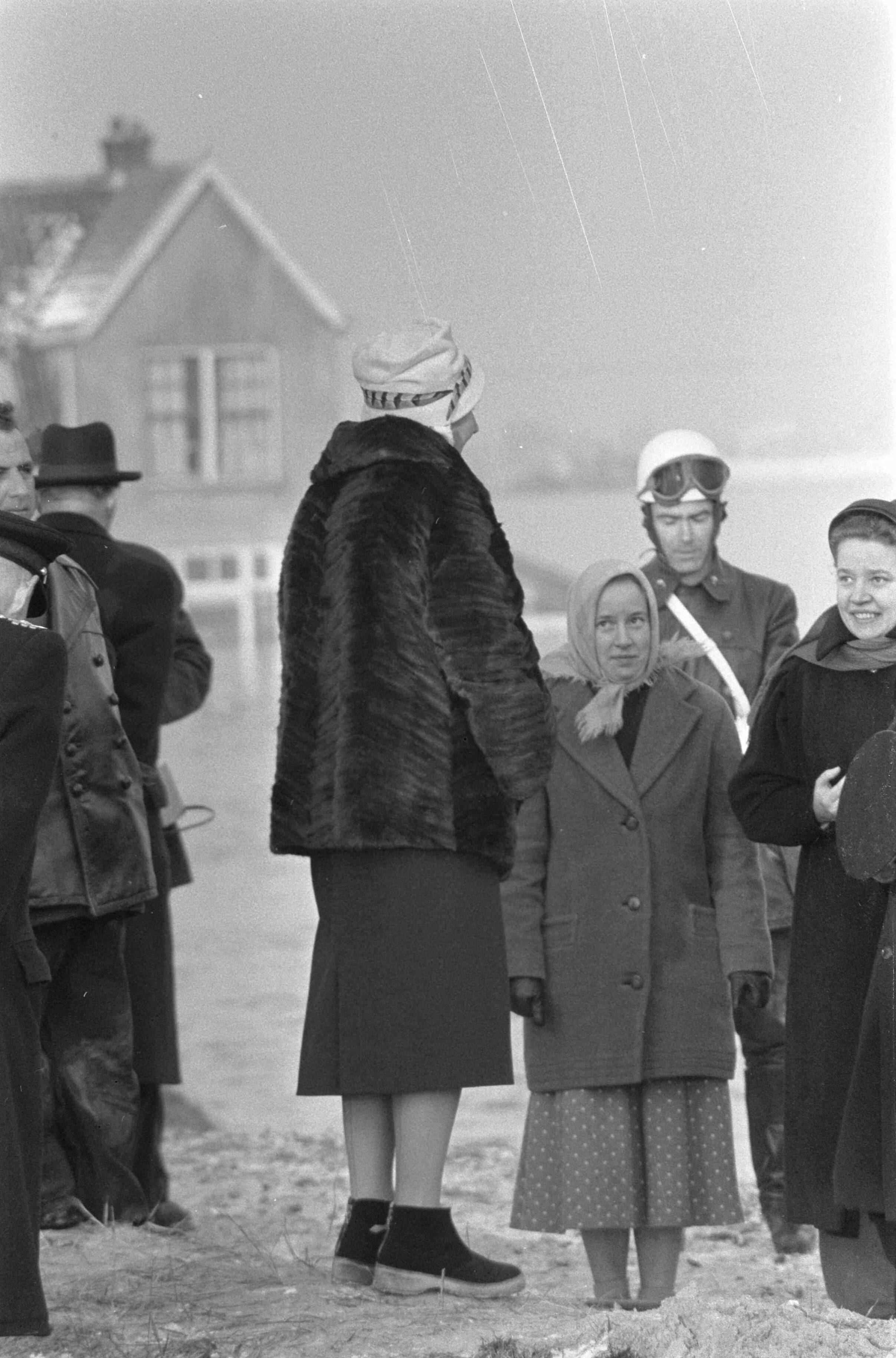Ramp Tuindorp Oostzaan — Koningin Juliana bezoekt Tuindorp Oostzaan na de overstromingsramp — Foto: Pot, Harry / Anefo. Licentie: Set B: Rechtenvrij / Publiek Domein. Bron: Nationaal Archief. http://hdl.handle.net/10648/a9a5d424-d0b4-102d-bcf8-003048976d84