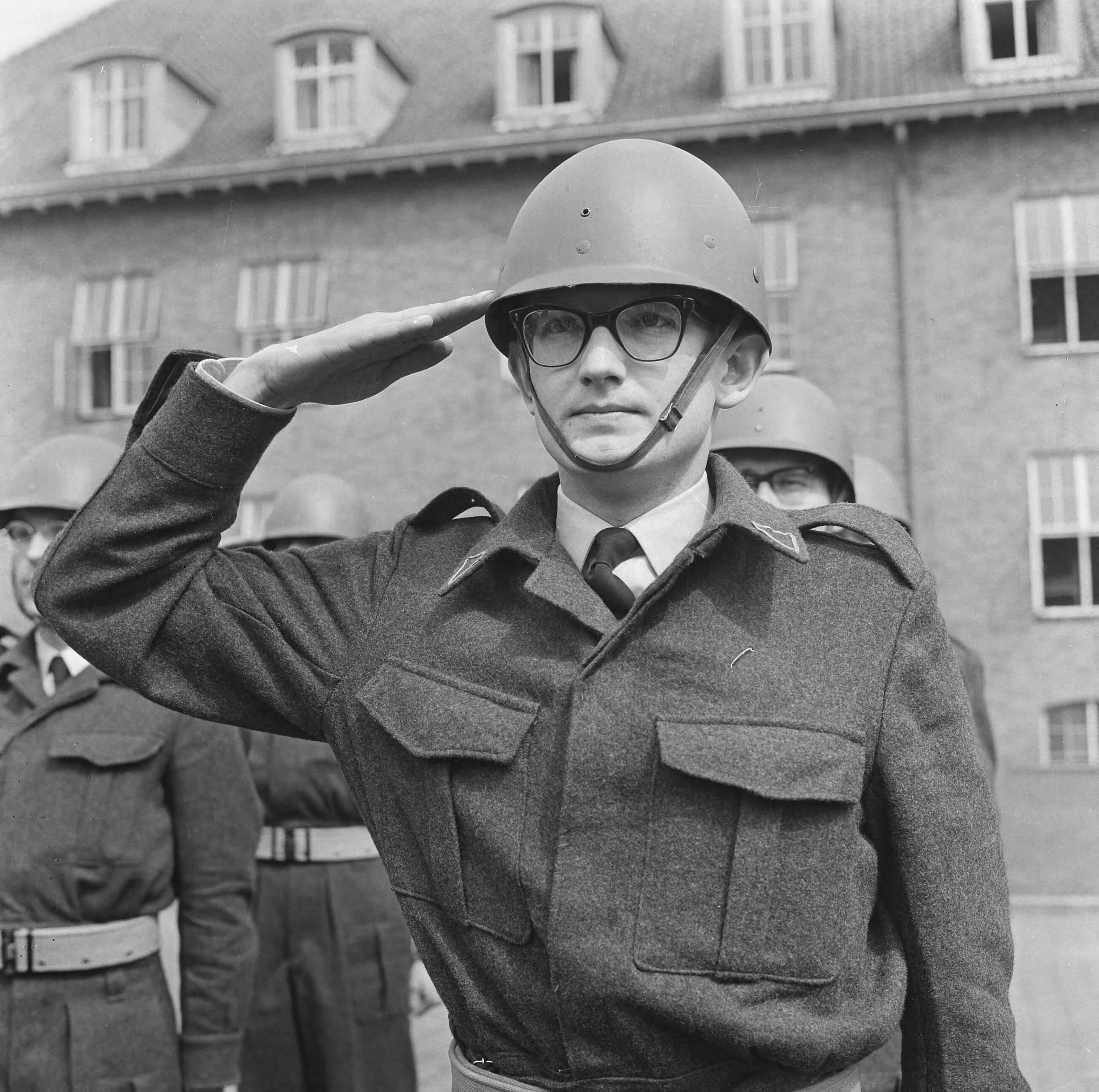 Fotocollectie Anefo — Mr. Pieter van Vollenhoven in militaire dienst bij de luchtmacht in Breda, mr. Pieter salueert — Foto: Koch, Eric / Anefo. Licentie: Set B: Rechtenvrij / Publiek Domein. Bron: Nationaal Archief. http://hdl.handle.net/10648/aae7755e-d0b4-102d-bcf8-003048976d84
