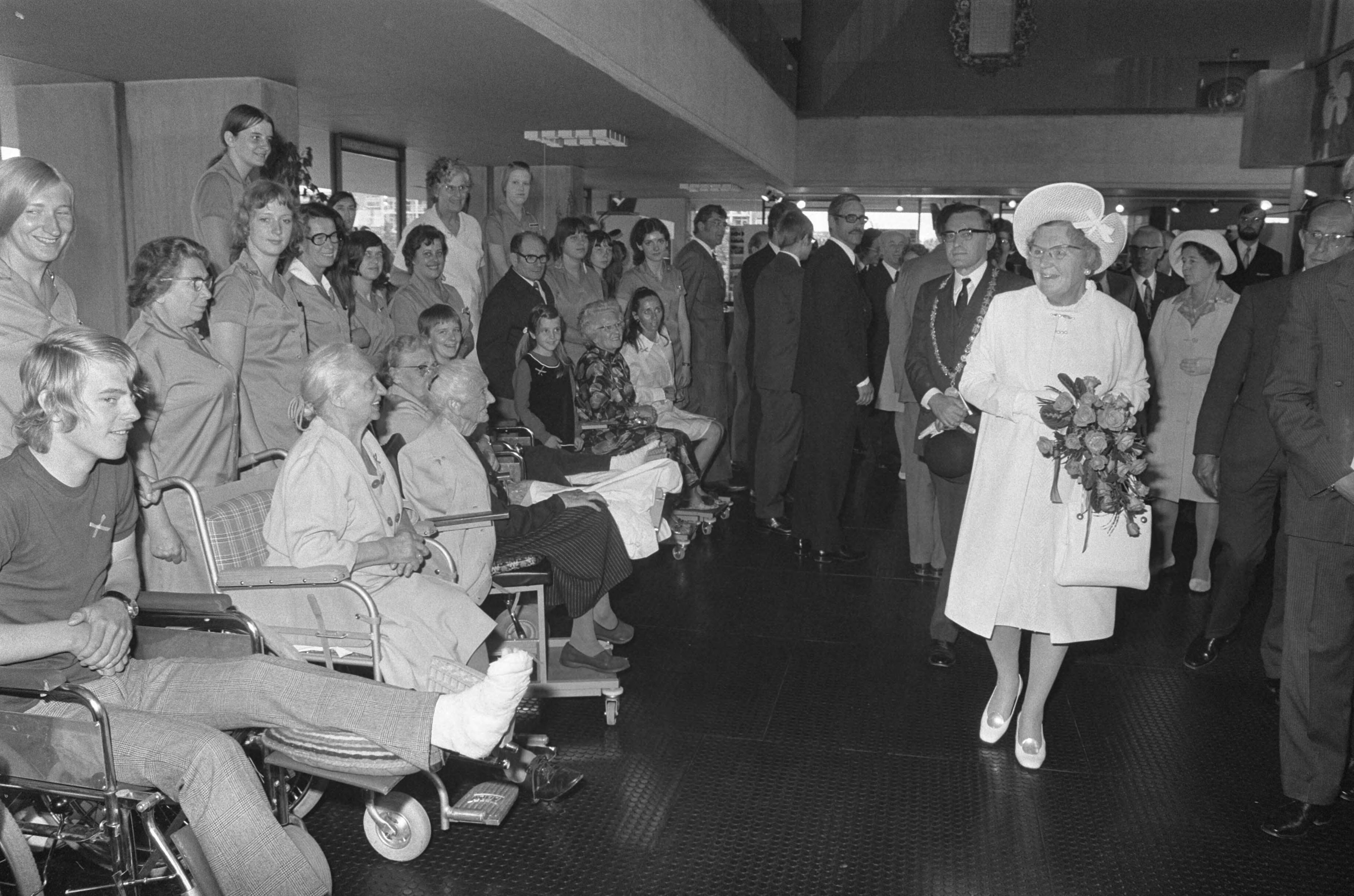 Fotocollectie Anefo — Koningin Juliana tijdens een bezoek aan een ziekenhuis, vergezeld door de Haarlemse burgemeester mr. dr. Leonard de Gou — Foto: Mieremet, Rob / Anefo. Licentie: Set B: Rechtenvrij / Publiek Domein. Bron: Nationaal Archief. http://hdl.handle.net/10648/abee4338-d0b4-102d-bcf8-003048976d84