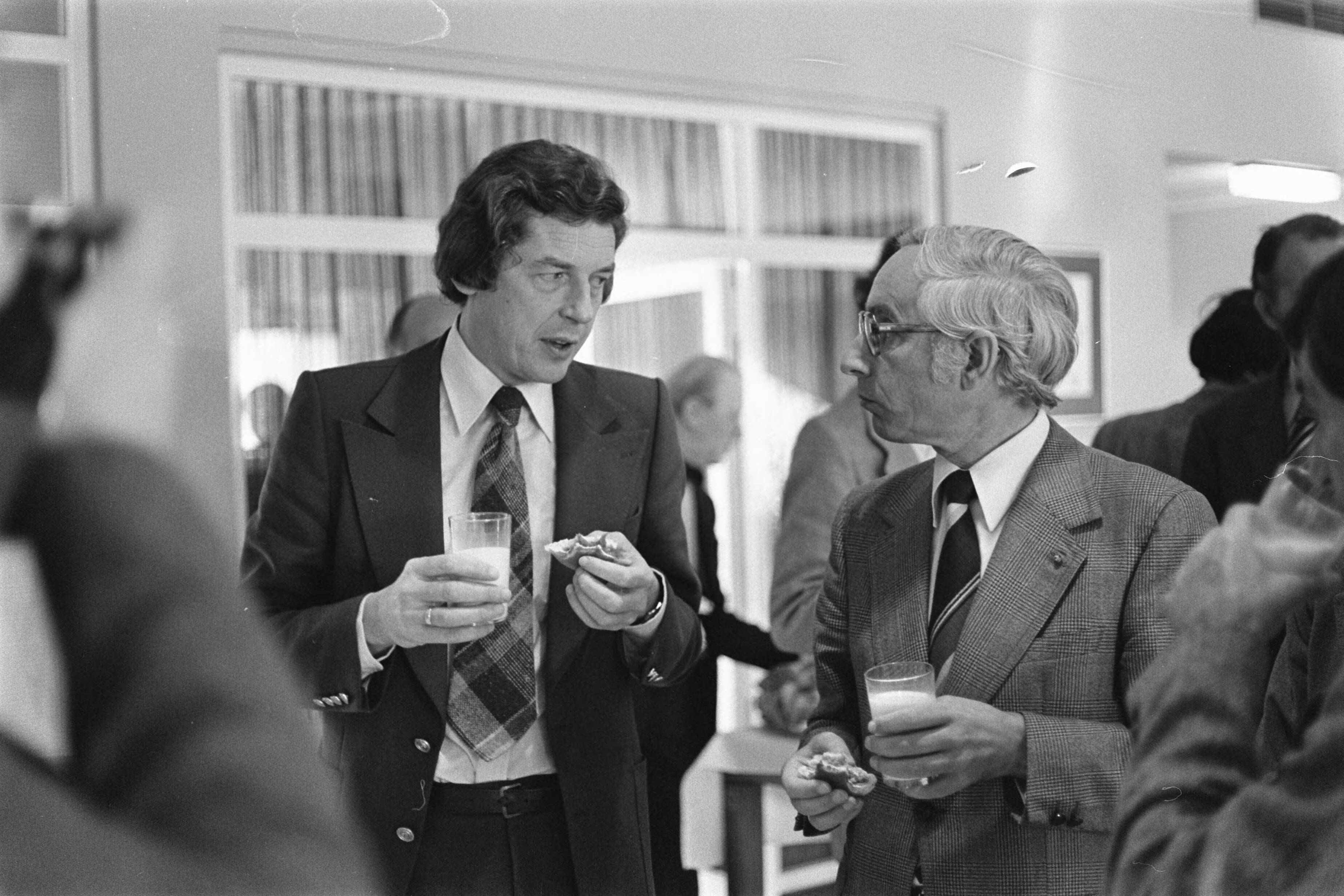 Fotocollectie Anefo — SER-overleg in Den Haag ; FNV-voorzitter Kok (l) en CNV-voorzitter Lansen bij grote stapel broodjes — Foto: Suyk, Koen / Anefo. Licentie: Set B: Rechtenvrij / Publiek Domein. Bron: Nationaal Archief. http://hdl.handle.net/10648/aca69aa0-d0b4-102d-bcf8-003048976d84