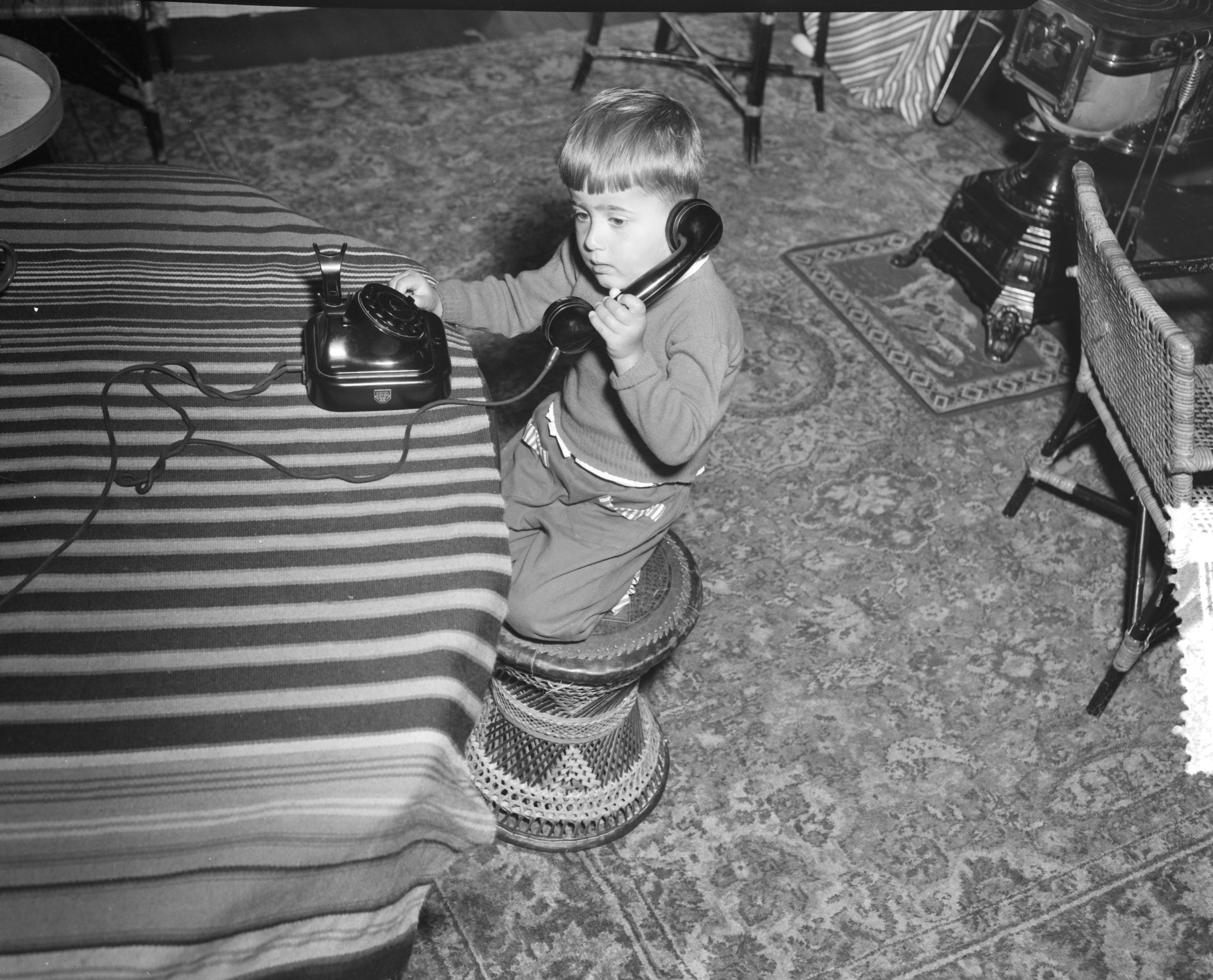 Fotocollectie Anefo — Kleine persfotograaf Pot aan de telefoon in Zandvoort — Foto: Pot, Harry / Anefo. Licentie: Set B: Rechtenvrij / Publiek Domein. Bron: Nationaal Archief. http://hdl.handle.net/10648/ad77e6b4-d0b4-102d-bcf8-003048976d84