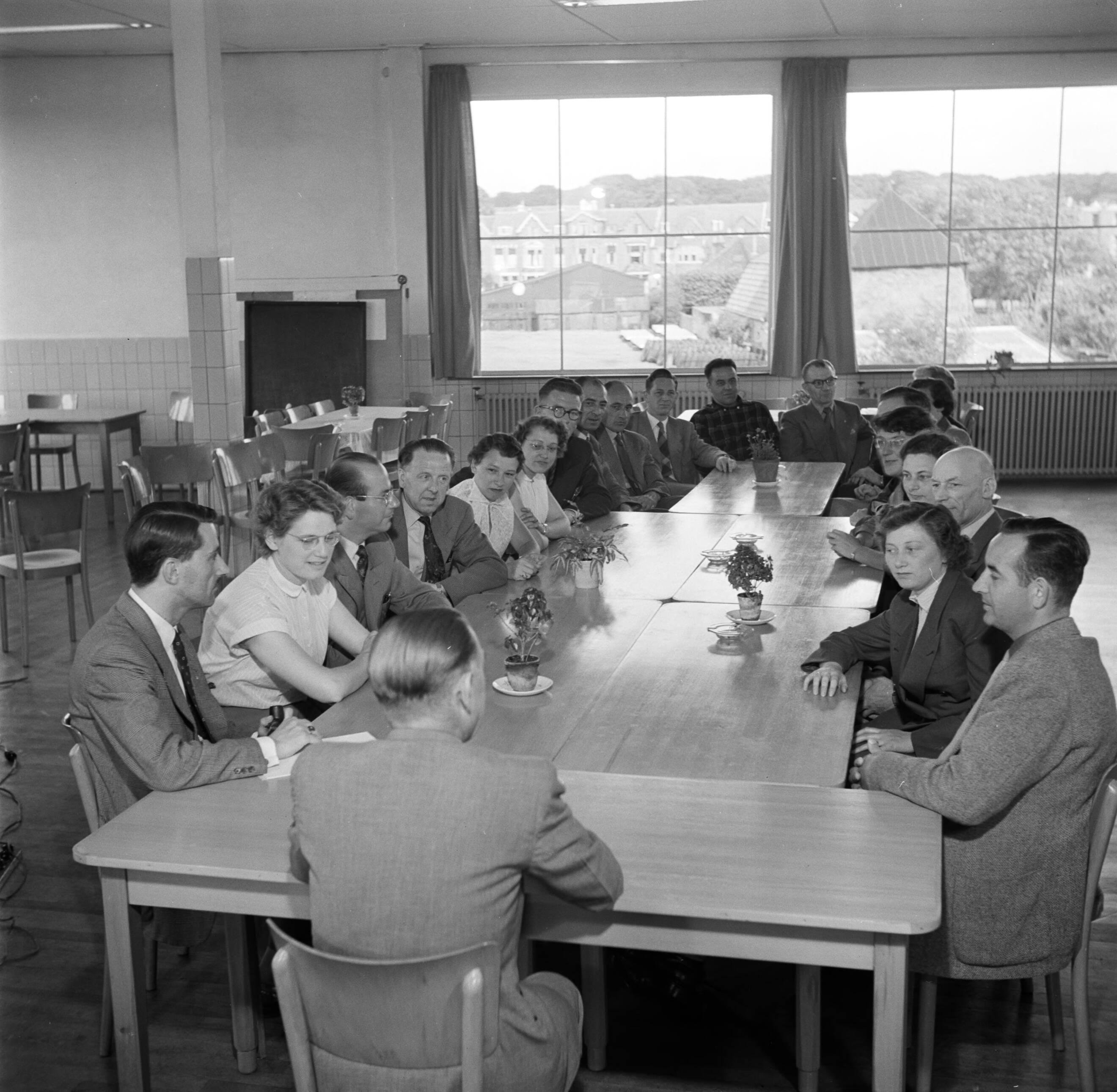 Reportage Kerko Haarlem — Bespreking met het personeel bij overhemdenbedrijf Kerko — Foto: Poll, Willem van de. Licentie: Set B: Rechtenvrij / Publiek Domein. Bron: Nationaal Archief. http://hdl.handle.net/10648/aecbda20-d0b4-102d-bcf8-003048976d84