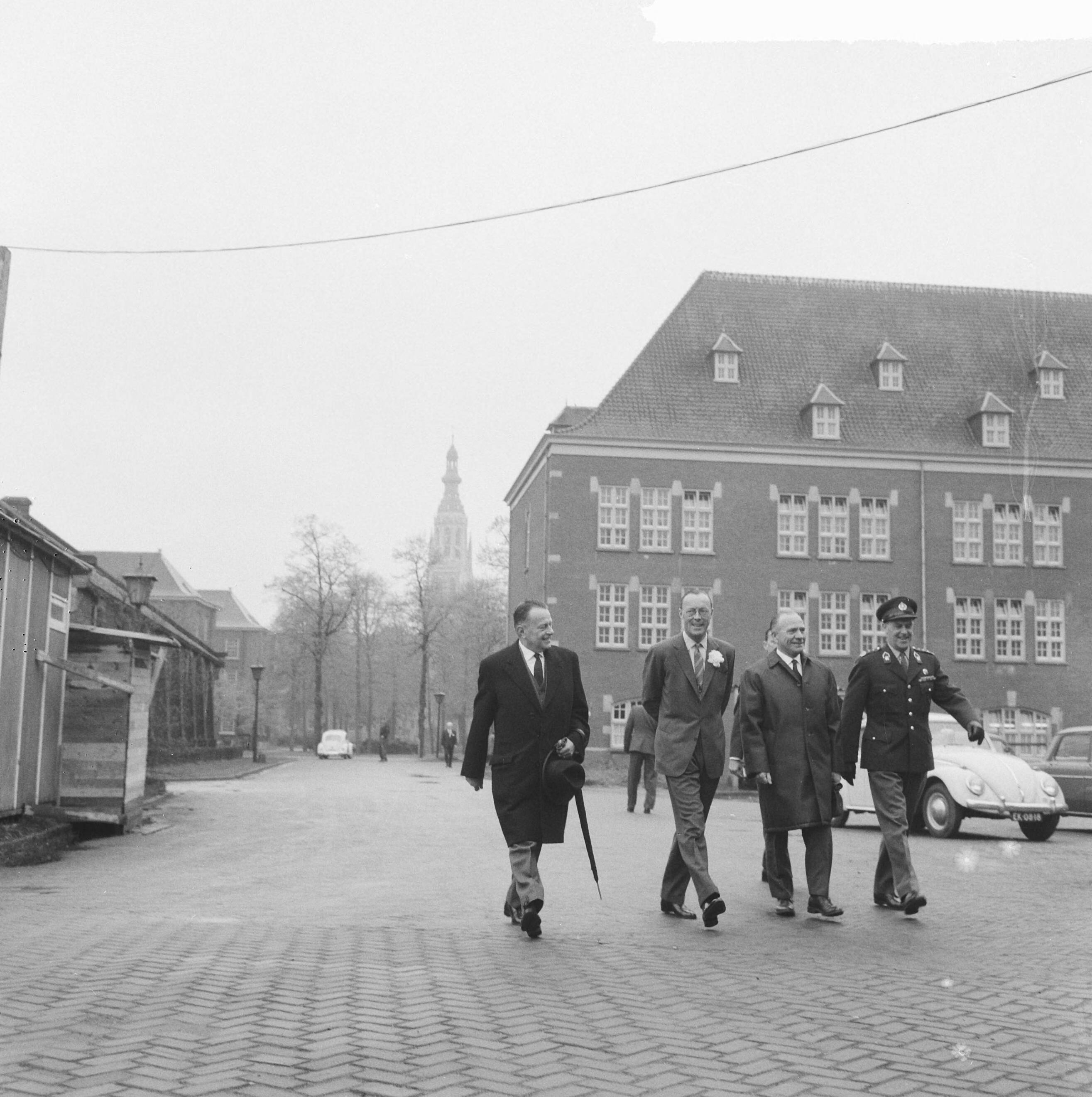 Fotocollectie Anefo — Bevrijdingscongres Nationale Federatie Raad van het Voormalig Verzet Nederland in de KMA te Breda, bijgewoond door prins Bernhard. Aankomst van de prins, in gezelschap van de burgemeester van Breda, R.M.A.A. Geuljans (links) en J.J.F. Borghouts (rechts) voorzitter van de Raad — Foto: Nijs, Jac. de / Anefo. Licentie: Set B: Rechtenvrij / Publiek Domein. Bron: Nationaal Archief. http://hdl.handle.net/10648/aaa5ca3c-d0b4-102d-bcf8-003048976d84