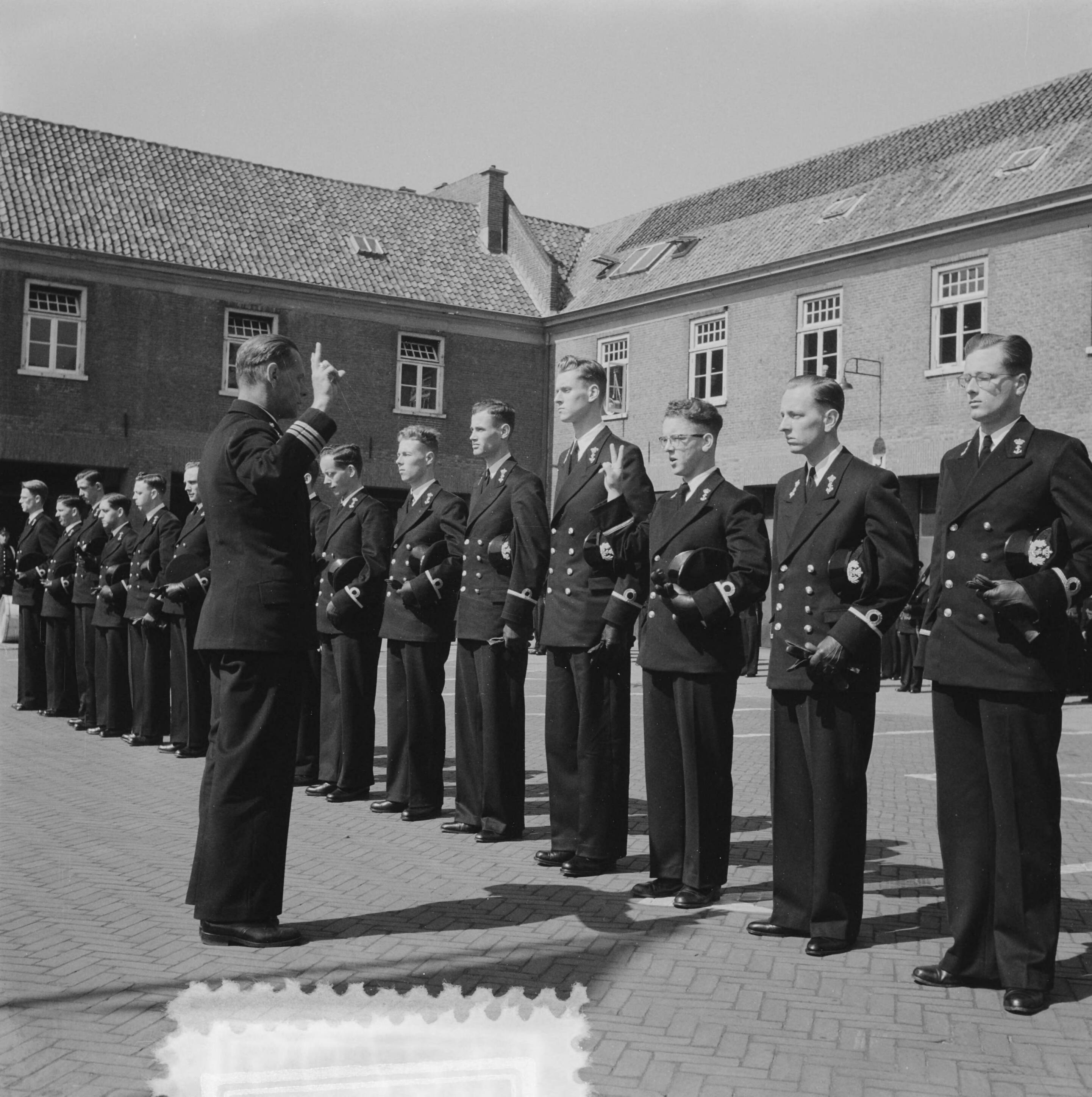Beëdiging Marine-officieren Den Haag — Foto: Noske, J.D. / Anefo. — Licentie: Set B: Rechtenvrij / Publiek Domein. Bron: Nationaal Archief. http://hdl.handle.net/10648/a8f89a70-d0b4-102d-bcf8-003048976d84