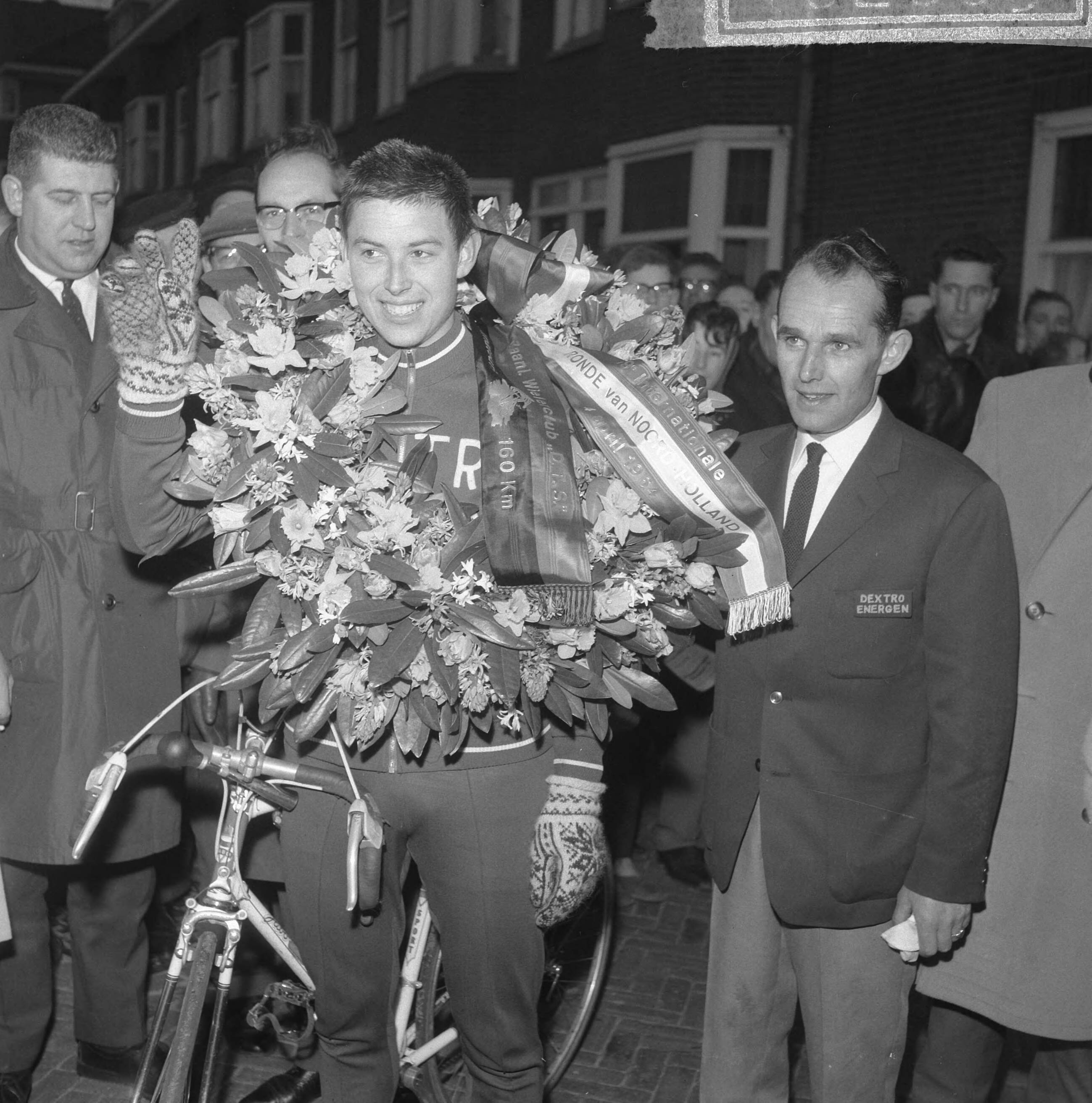 Fotocollectie Anefo — Ronde van Noord-Holland, winnaar Gerben Karstens in de bloemen — Foto: Gelderen, Hugo van / Anefo. Licentie: Set B: Rechtenvrij / Publiek Domein. Bron: Nationaal Archief. http://hdl.handle.net/10648/aa62dce0-d0b4-102d-bcf8-003048976d84