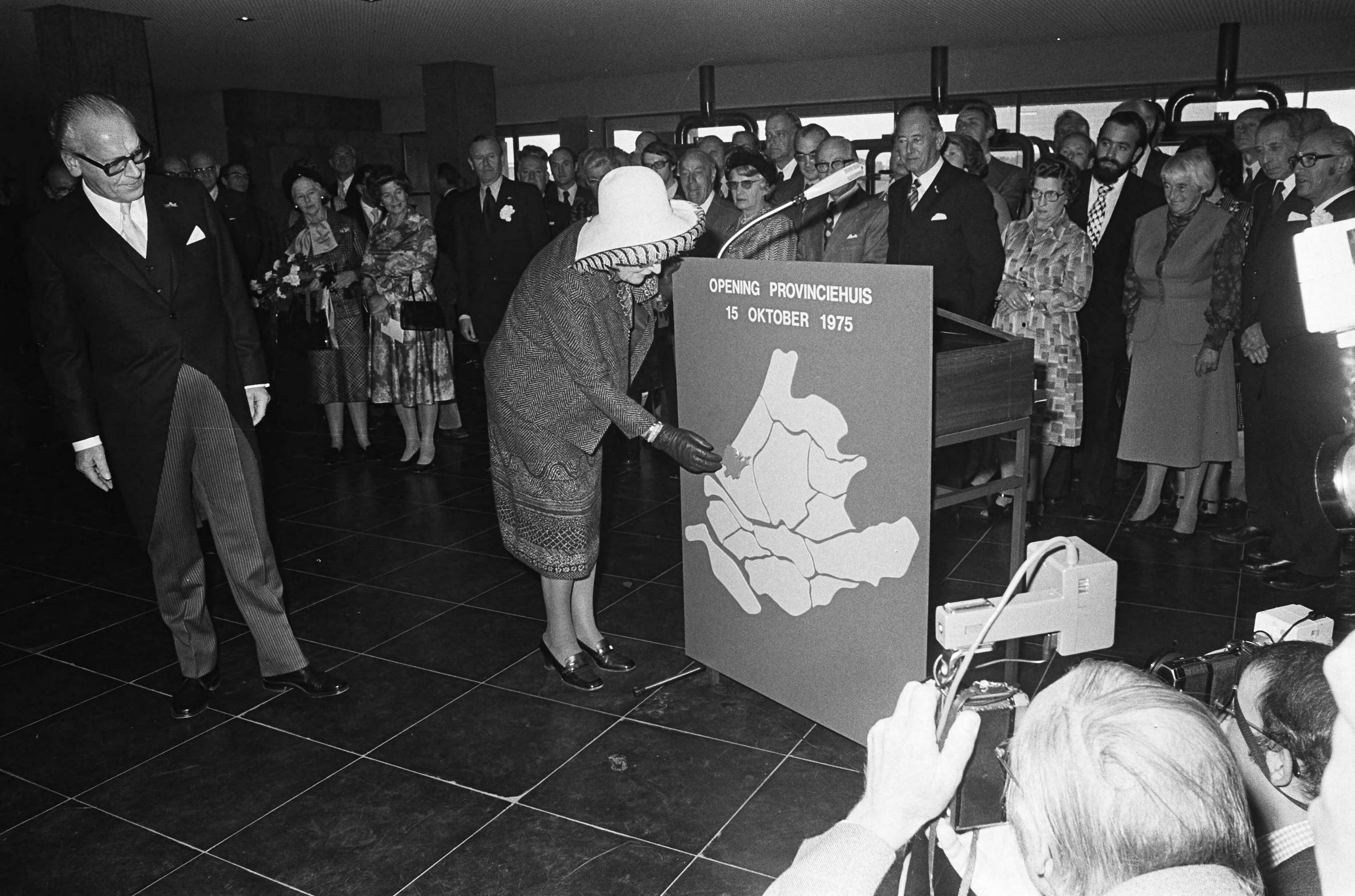 Fotocollectie Anefo — koningin Juliana opent nieuw provinciehuis Den Haag ; koningin Juliana openingshandeling — Foto: Croes, Rob C. / Anefo. Licentie: Set B: Rechtenvrij / Publiek Domein. Bron: Nationaal Archief. http://hdl.handle.net/10648/ac746616-d0b4-102d-bcf8-003048976d84