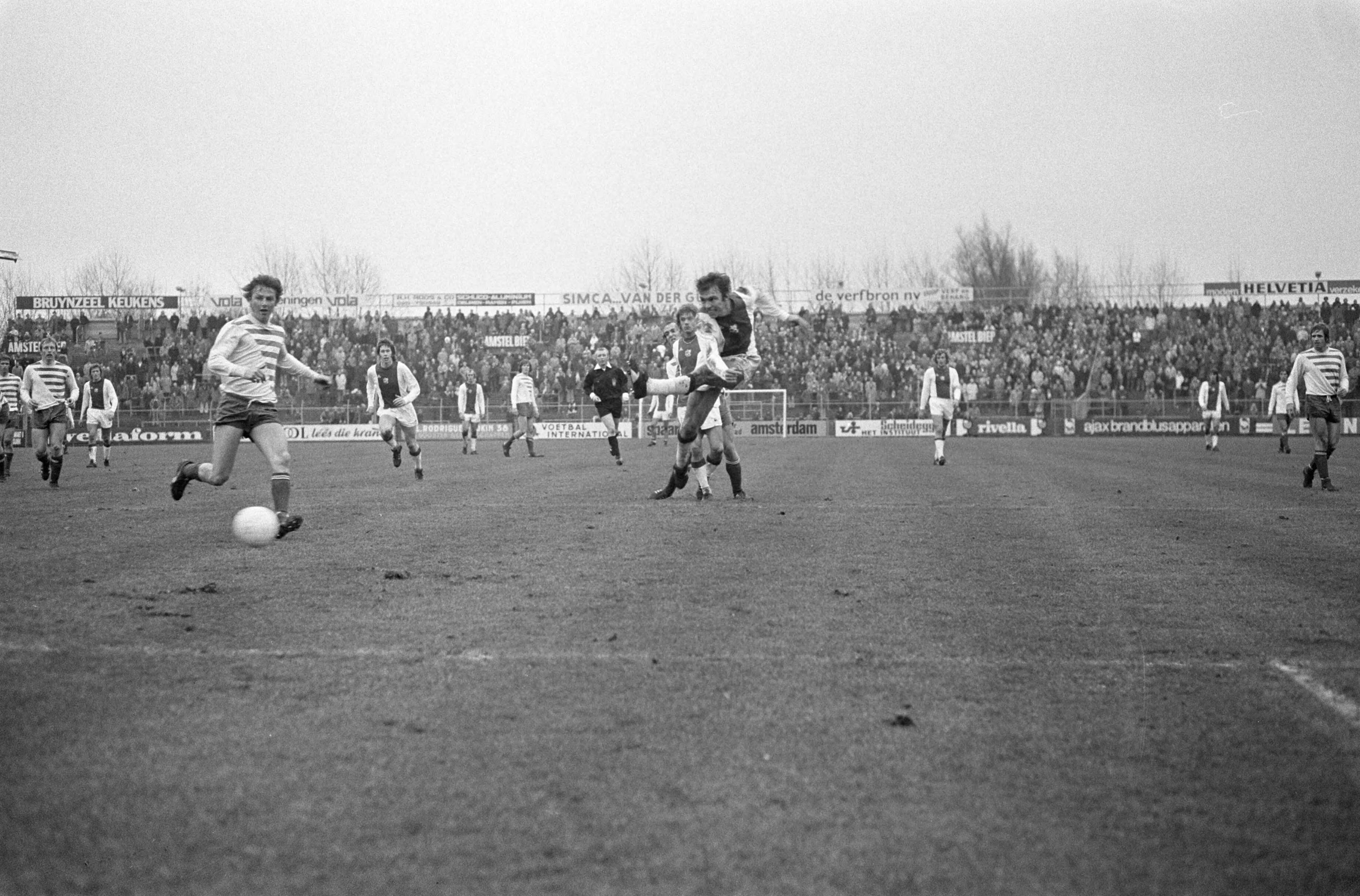 Ajax tegen Groningen: 9-0 — Jan Mulder scoort — Foto: Fotograaf Onbekend / Anefo. Licentie: Set B: Rechtenvrij / Publiek Domein. Bron: Nationaal Archief. http://hdl.handle.net/10648/ac4012e4-d0b4-102d-bcf8-003048976d84