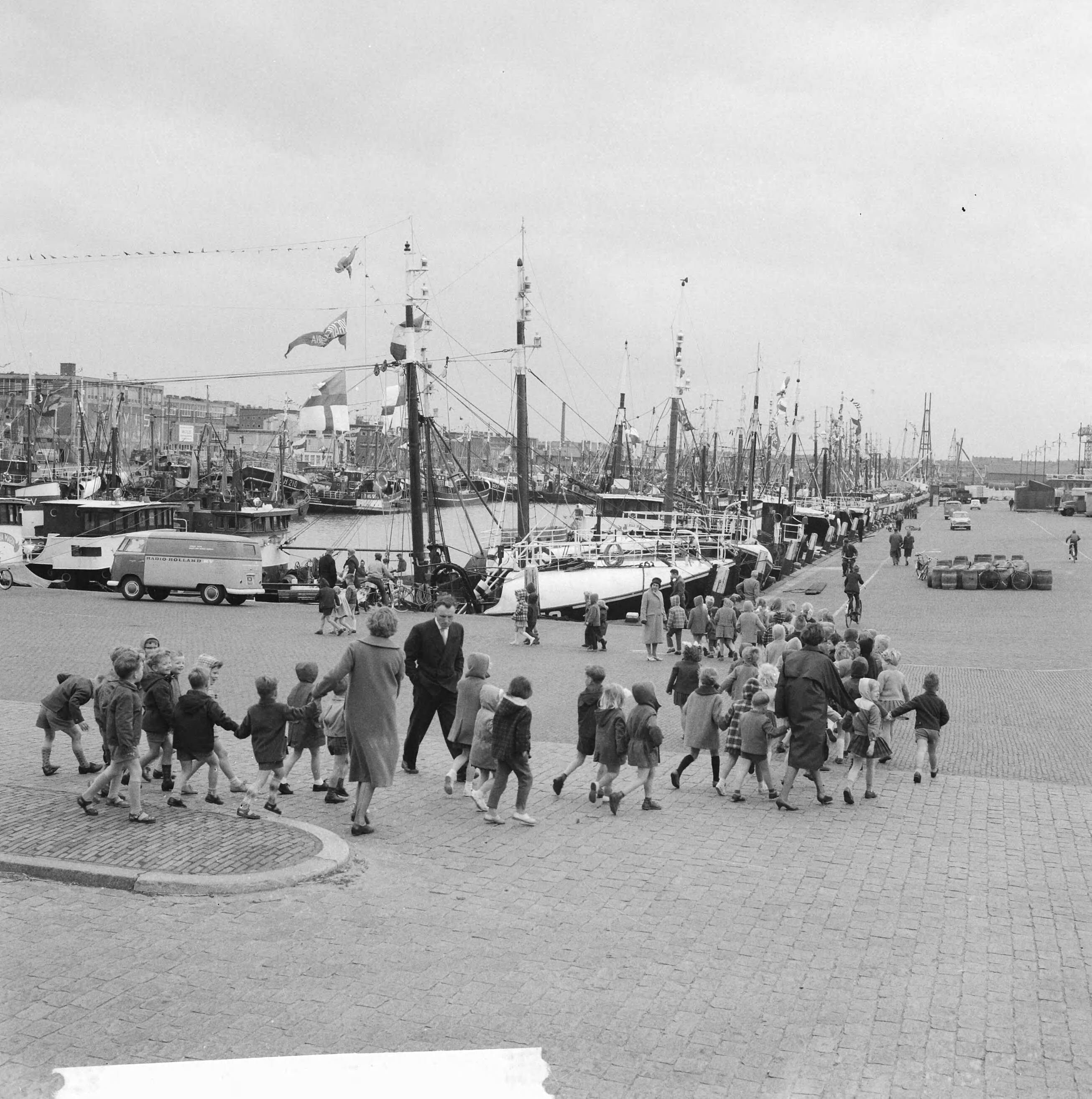 Fotocollectie Anefo — Vlaggetjesdag in Scheveningen — Foto: Koch, Eric / Anefo. Licentie: Set B: Rechtenvrij / Publiek Domein. Bron: Nationaal Archief. http://hdl.handle.net/10648/aa092344-d0b4-102d-bcf8-003048976d84