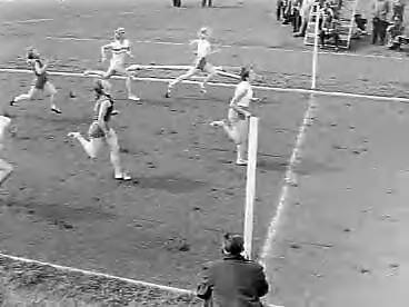 Fotocollectie Anefo — Nederlandse atletiekkampioenschappen te Den Haag. 200 Meter dames, Hannie Bloemhof finisht als eerste — Foto: Noske, J.D. / Anefo. Licentie: Set B: Rechtenvrij / Publiek Domein. Bron: Nationaal Archief. http://hdl.handle.net/10648/a9672774-d0b4-102d-bcf8-003048976d84