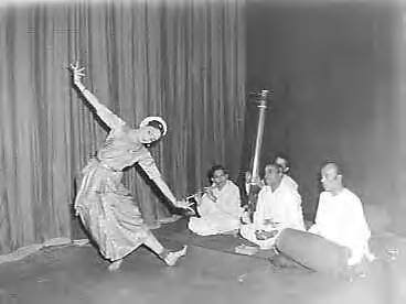 Fotocollectie Anefo — Optreden in Den Haag van de Indiase danseres Srimanti Indrani onder auspicïën van de Indiase regering — Foto: Behrens, Herbert F. / Anefo. Licentie: Set B: Rechtenvrij / Publiek Domein. Bron: Nationaal Archief. http://hdl.handle.net/10648/a989c9c8-d0b4-102d-bcf8-003048976d84