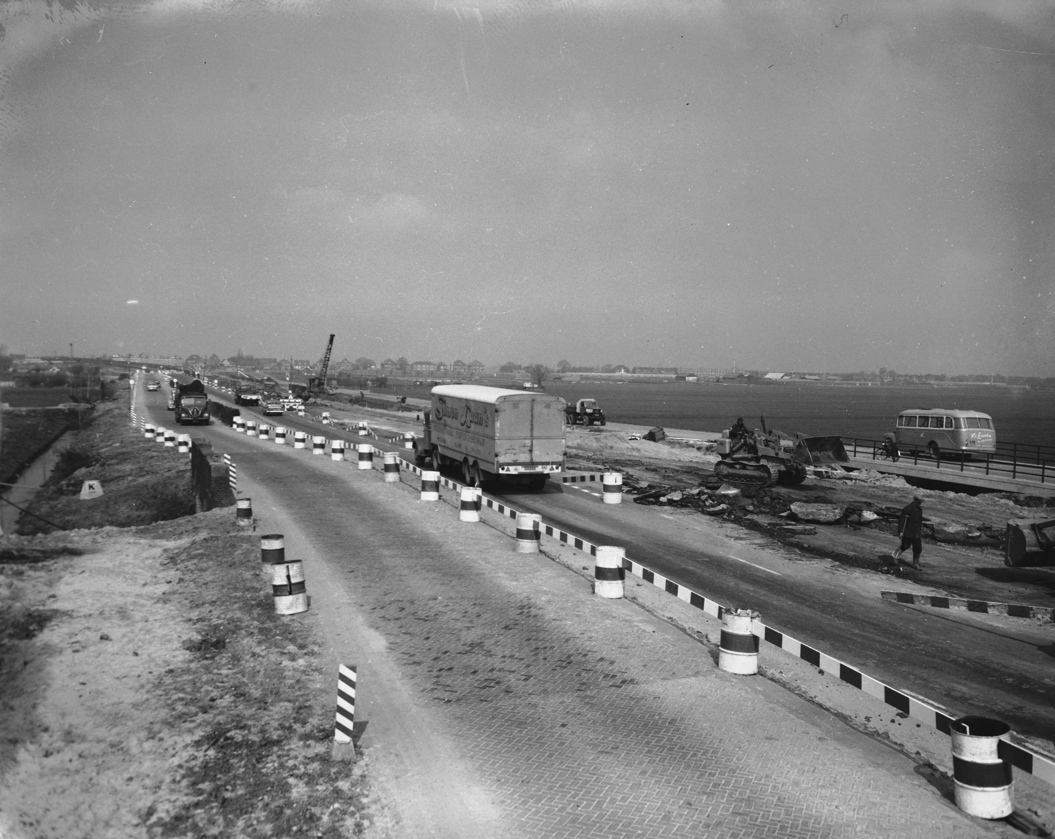 Fotocollectie Anefo — Rijksweg 13 Rotterdam-Den Haag thans in reparatie — Foto: Behrens, Herbert F. / Anefo. Licentie: Set B: Rechtenvrij / Publiek Domein. Bron: Nationaal Archief. http://hdl.handle.net/10648/a99071c4-d0b4-102d-bcf8-003048976d84