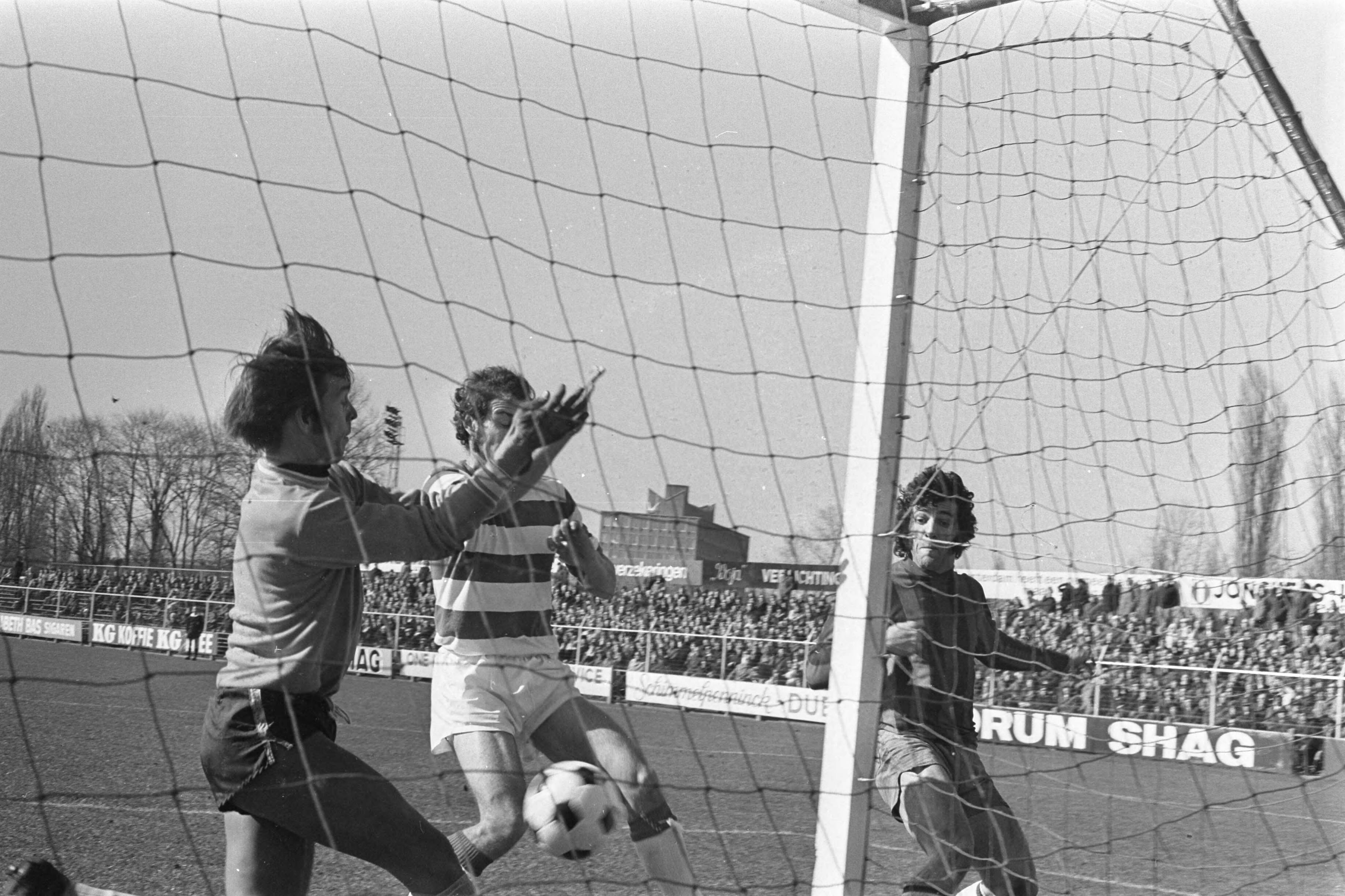 Fotocollectie Anefo — Blauw-Wit tegen Haarlem 1-6, De Goede (rechts) scoort 0- links keeper Bes, nr. 16 De Goede juicht — Foto: Croes, Rob C. / Anefo. Licentie: Set B: Rechtenvrij / Publiek Domein. Bron: Nationaal Archief. http://hdl.handle.net/10648/abe398a2-d0b4-102d-bcf8-003048976d84