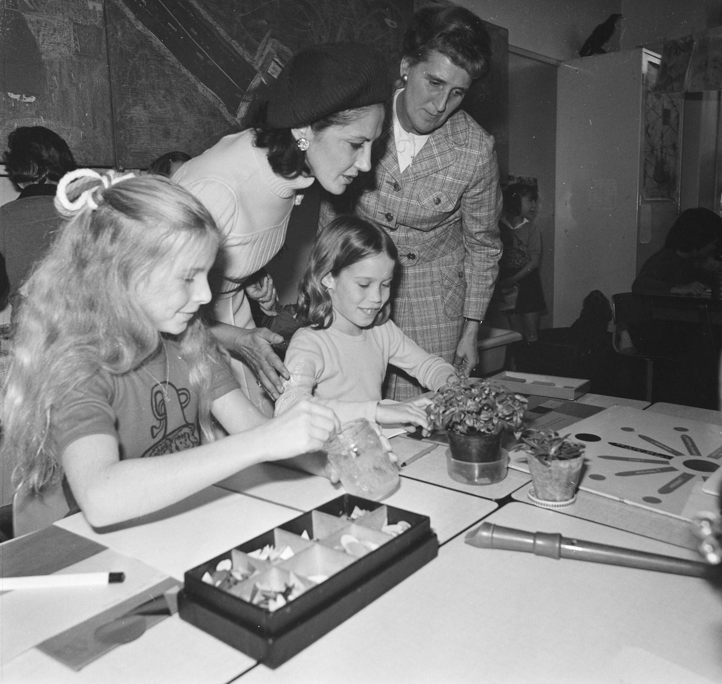 Italiaans staatsbezoek aan Nederland — Mevrouw Leone, echtgenote van de Italiaanse president, bezoekt de Montessorischool Waalsdorp in Den Haag — Foto: Mieremet, Rob / Anefo. Licentie: Set B: Rechtenvrij / Publiek Domein. Bron: Nationaal Archief. http://hdl.handle.net/10648/ac3a91fc-d0b4-102d-bcf8-003048976d84