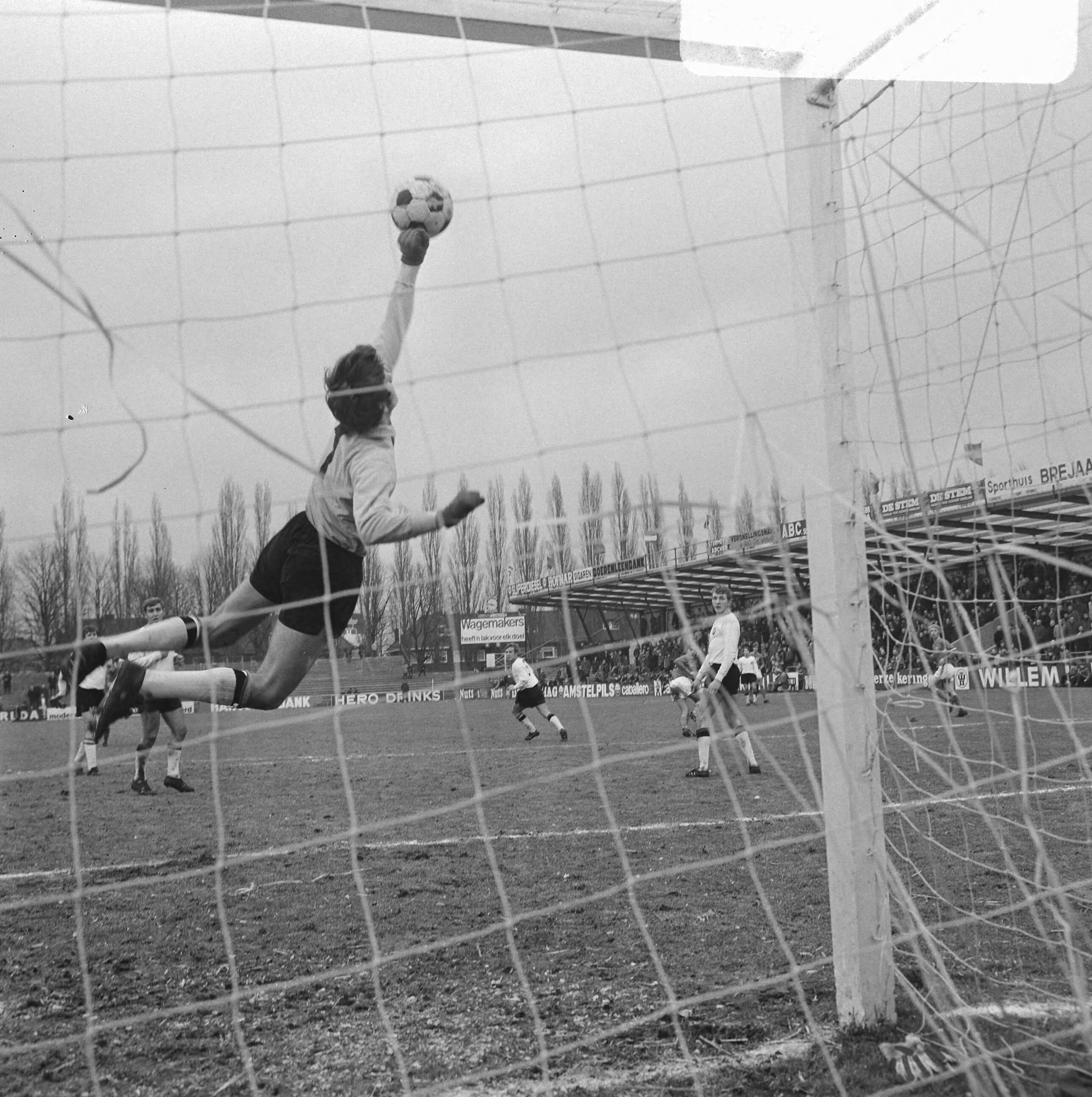 Fotocollectie Anefo — Nederland tegen Belgie Uefa-jeugd 0-1 te Breda. Aktie — Foto: Mieremet, Rob / Anefo. Licentie: Set B: Rechtenvrij / Publiek Domein. Bron: Nationaal Archief. http://hdl.handle.net/10648/ab8ba4f8-d0b4-102d-bcf8-003048976d84