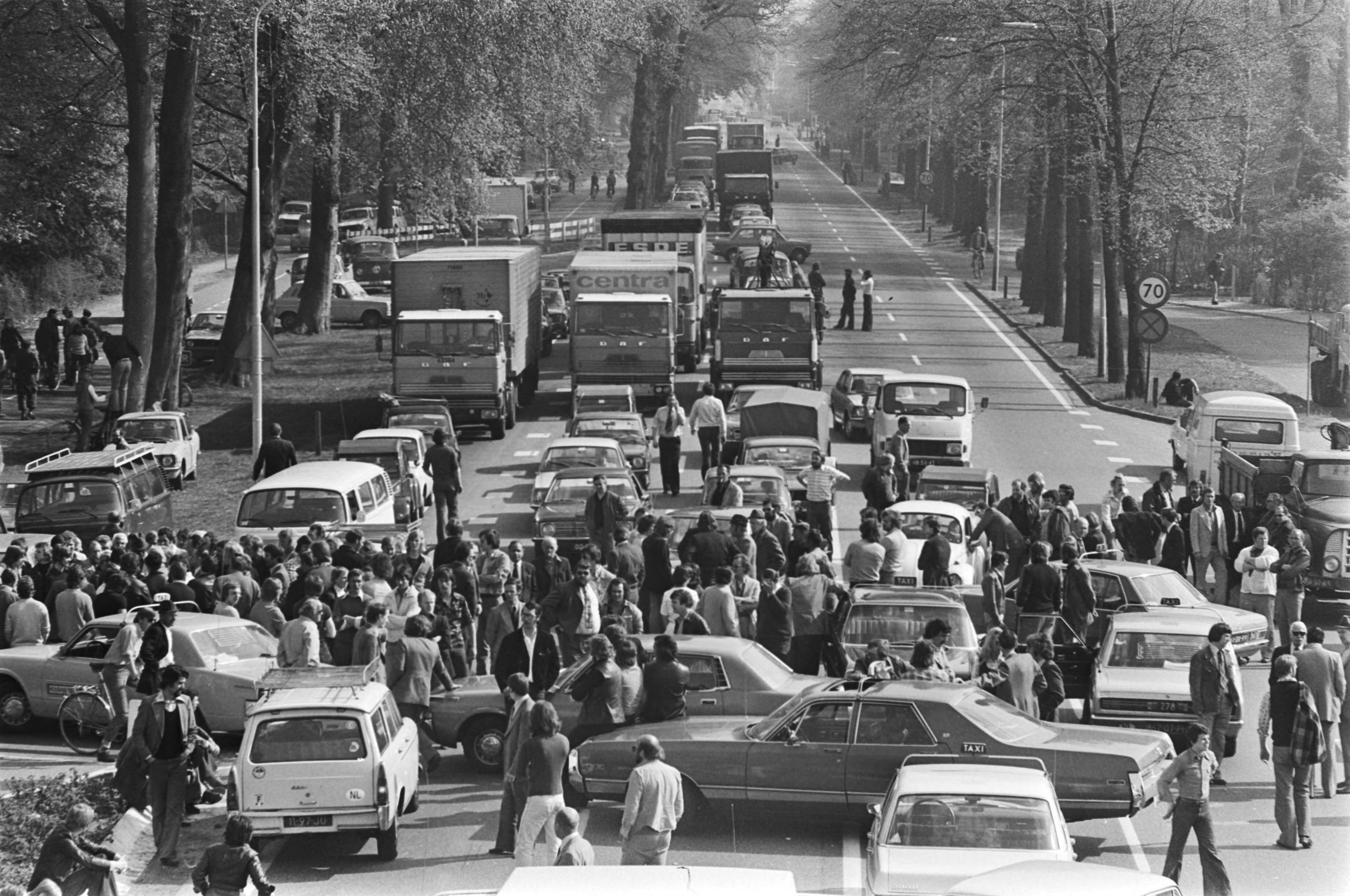 Fotocollectie Anefo — Taxiblokkades in Den Haag ; afzetting op de Wassenaarseweg op de grens tussen Wassenaar en Den Haag — Foto: Verhoeff, Bert / Anefo. Licentie: Set B: Rechtenvrij / Publiek Domein. Bron: Nationaal Archief. http://hdl.handle.net/10648/ac82f0e6-d0b4-102d-bcf8-003048976d84