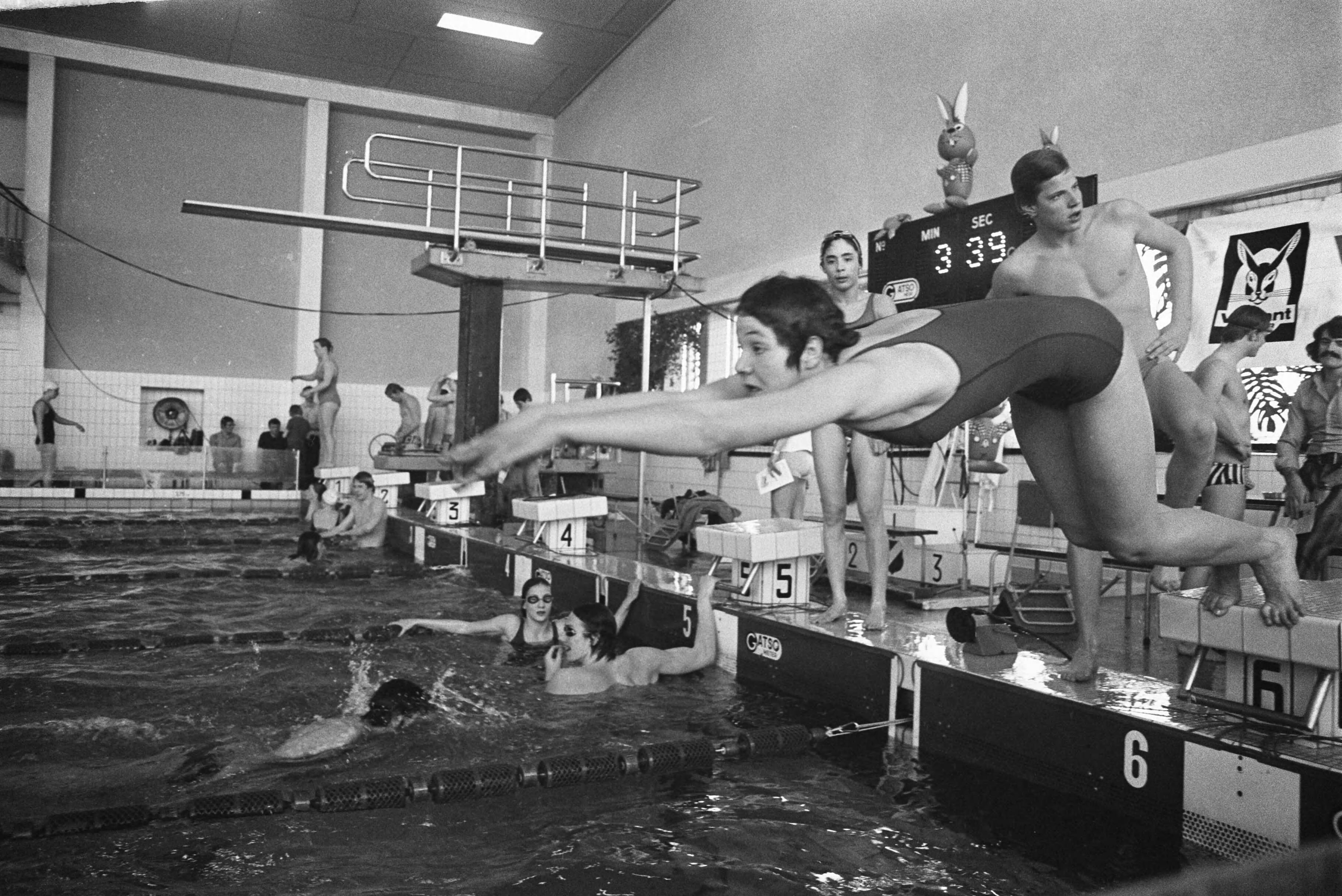 Fotocollectie Anefo — Nationale Winterkampioenschappen Zwemmen in Den Haag — Foto: Croes, Rob C. / Anefo. Licentie: Set B: Rechtenvrij / Publiek Domein. Bron: Nationaal Archief. http://hdl.handle.net/10648/ac2908ce-d0b4-102d-bcf8-003048976d84
