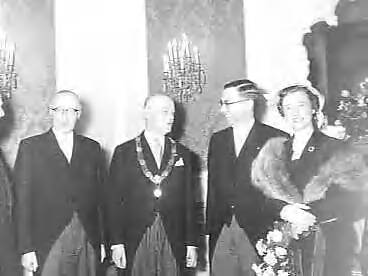 Fotocollectie Anefo — Installatie van burgemeester H.A.M.T. Kolfschoten van Den Haag — Foto: Bilsen, Joop van / Anefo. Licentie: Set B: Rechtenvrij / Publiek Domein. Bron: Nationaal Archief. http://hdl.handle.net/10648/a957ba82-d0b4-102d-bcf8-003048976d84