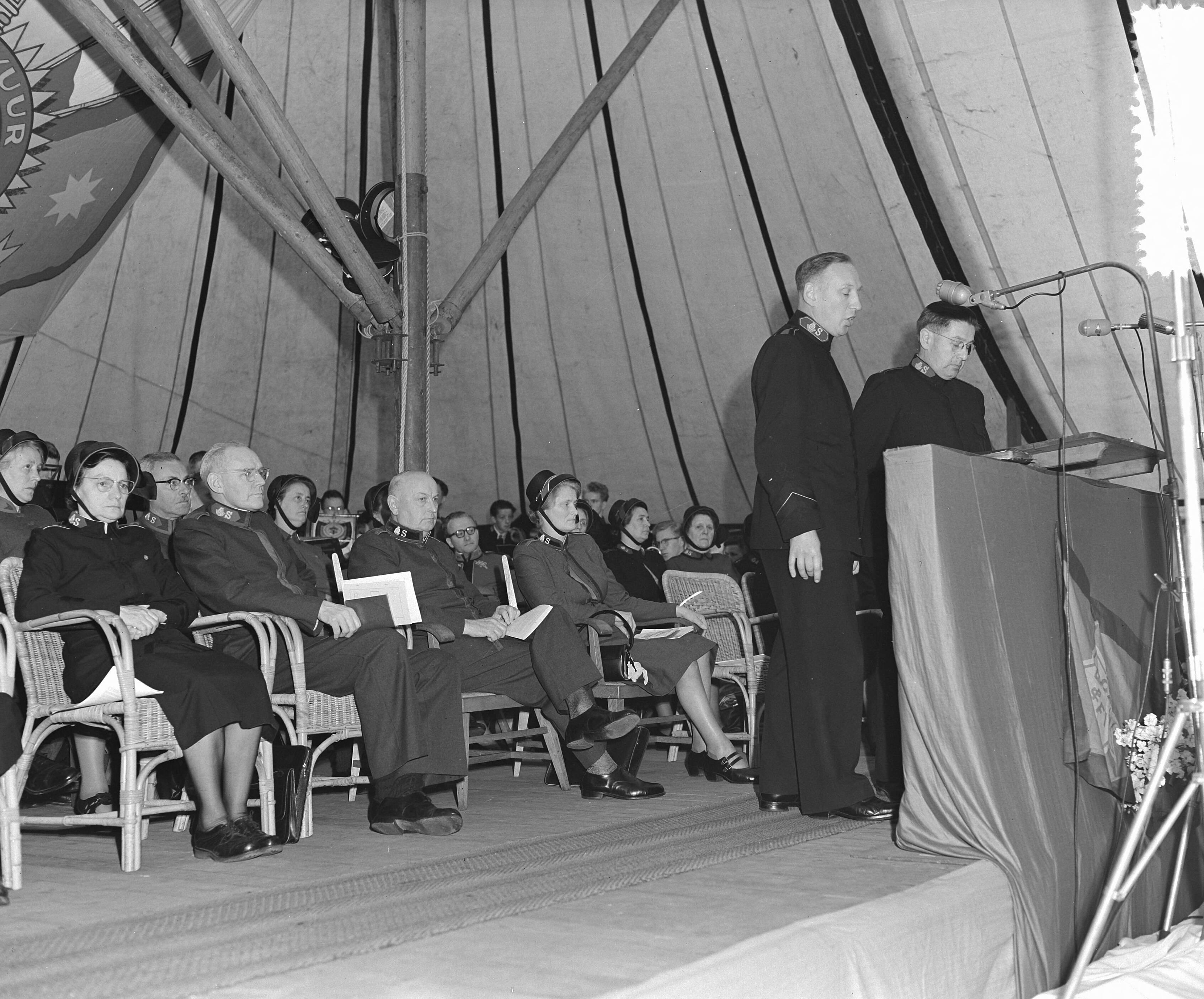 Fotocollectie Anefo — Nationale Velddag van het Leger des Heils te Baarn (jeugddag). Toespraak van kolonel Westergaard uit Londen — Foto: Rossem, Wim van / Anefo. Licentie: Set B: Rechtenvrij / Publiek Domein. Bron: Nationaal Archief. http://hdl.handle.net/10648/a9242c6c-d0b4-102d-bcf8-003048976d84