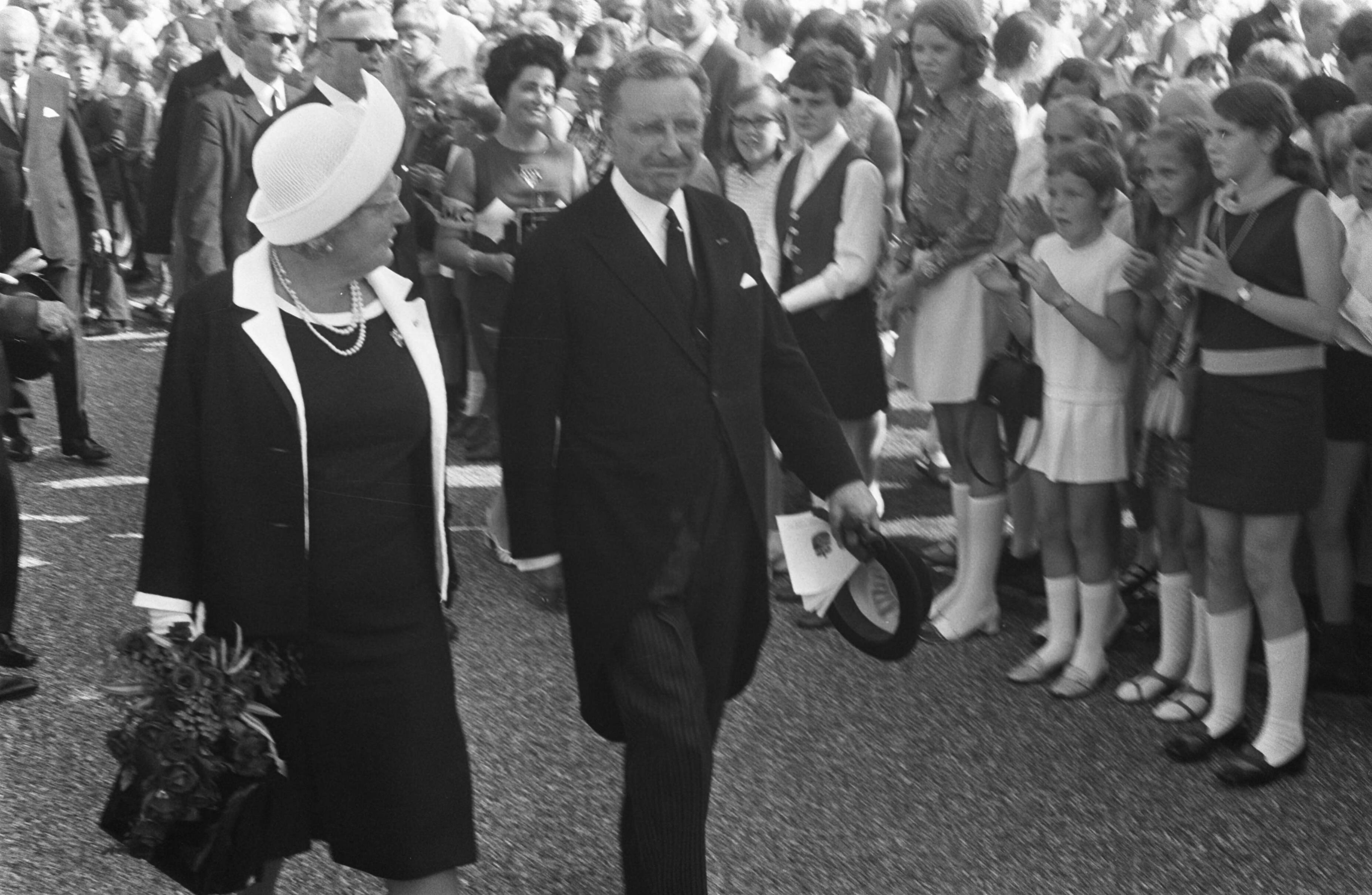 Fotocollectie Anefo — H. M. Kon. Juliana bezoekt Z. Limburg t.g.v. 25-j. herdenking van de bevrijding: bezoek Margraten — Foto: Mieremet, Rob / Anefo. Licentie: Set B: Rechtenvrij / Publiek Domein. Bron: Nationaal Archief. http://hdl.handle.net/10648/ab797f26-d0b4-102d-bcf8-003048976d84