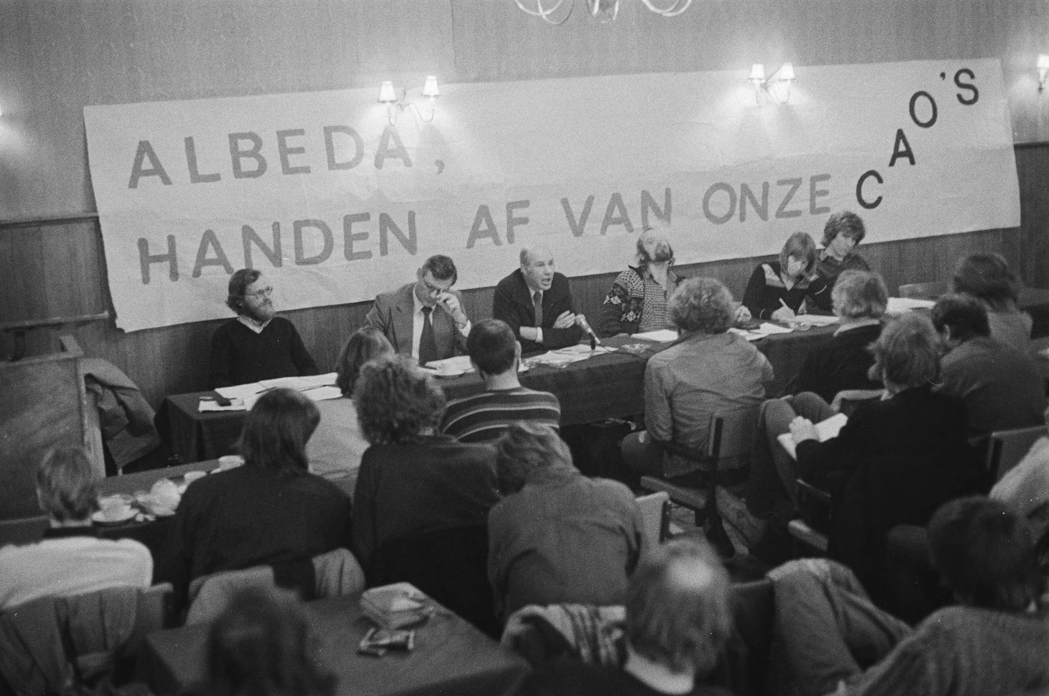 Fotocollectie Anefo — Manifestatie tegen "Albedas Worgwet" in gebouw "Amicitia in Den Haag , beeld van de manifestatie — Foto: Antonisse, Marcel / Anefo. Licentie: Set B: Rechtenvrij / Publiek Domein. Bron: Nationaal Archief. http://hdl.handle.net/10648/acf64618-d0b4-102d-bcf8-003048976d84