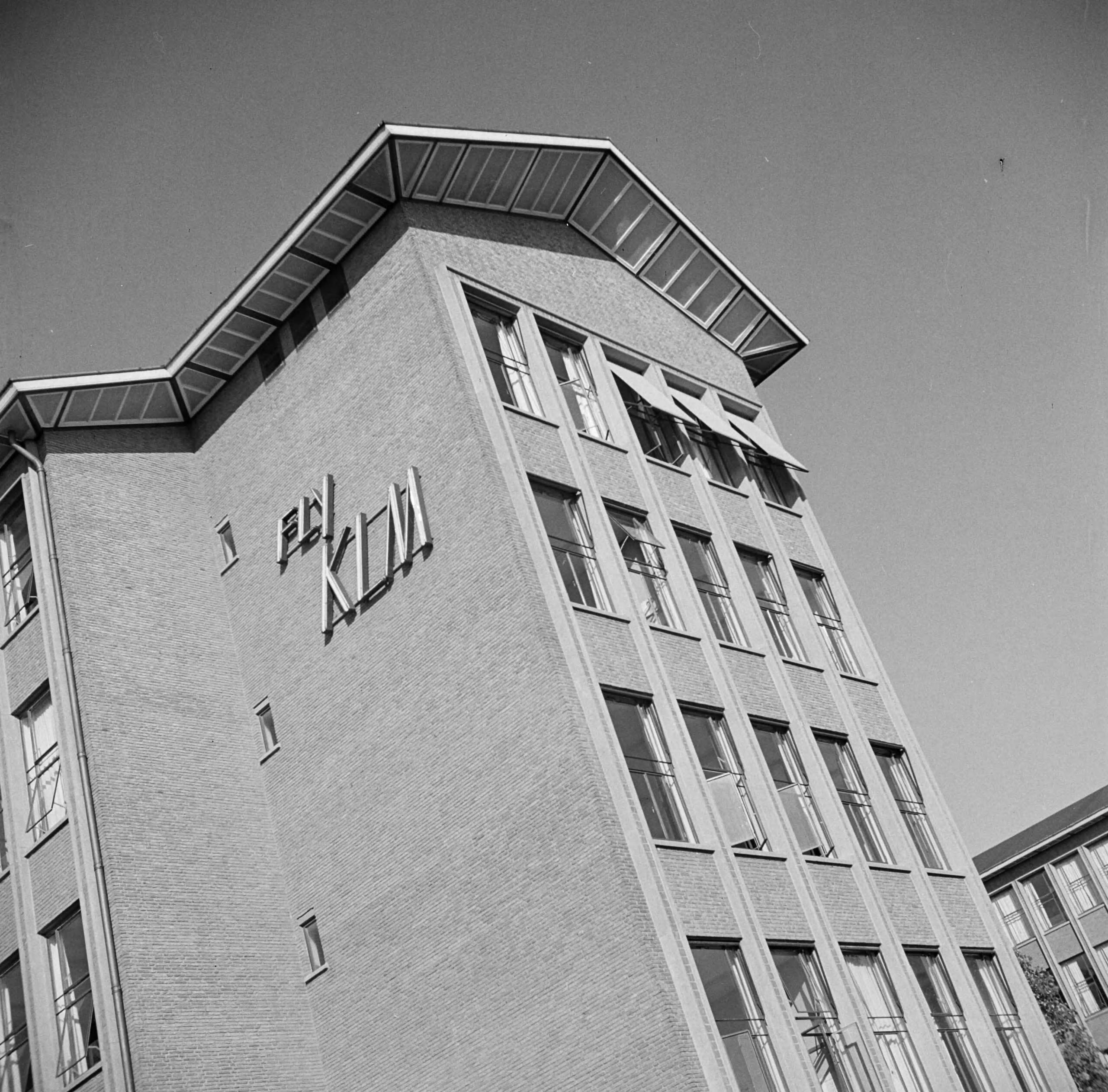 Fotocollectie Van de Poll — KLM hoofdkantoor te Den Haag — Foto: Poll, Willem van de. Licentie: Set B: Rechtenvrij / Publiek Domein. Bron: Nationaal Archief. http://hdl.handle.net/10648/aeec8a0e-d0b4-102d-bcf8-003048976d84