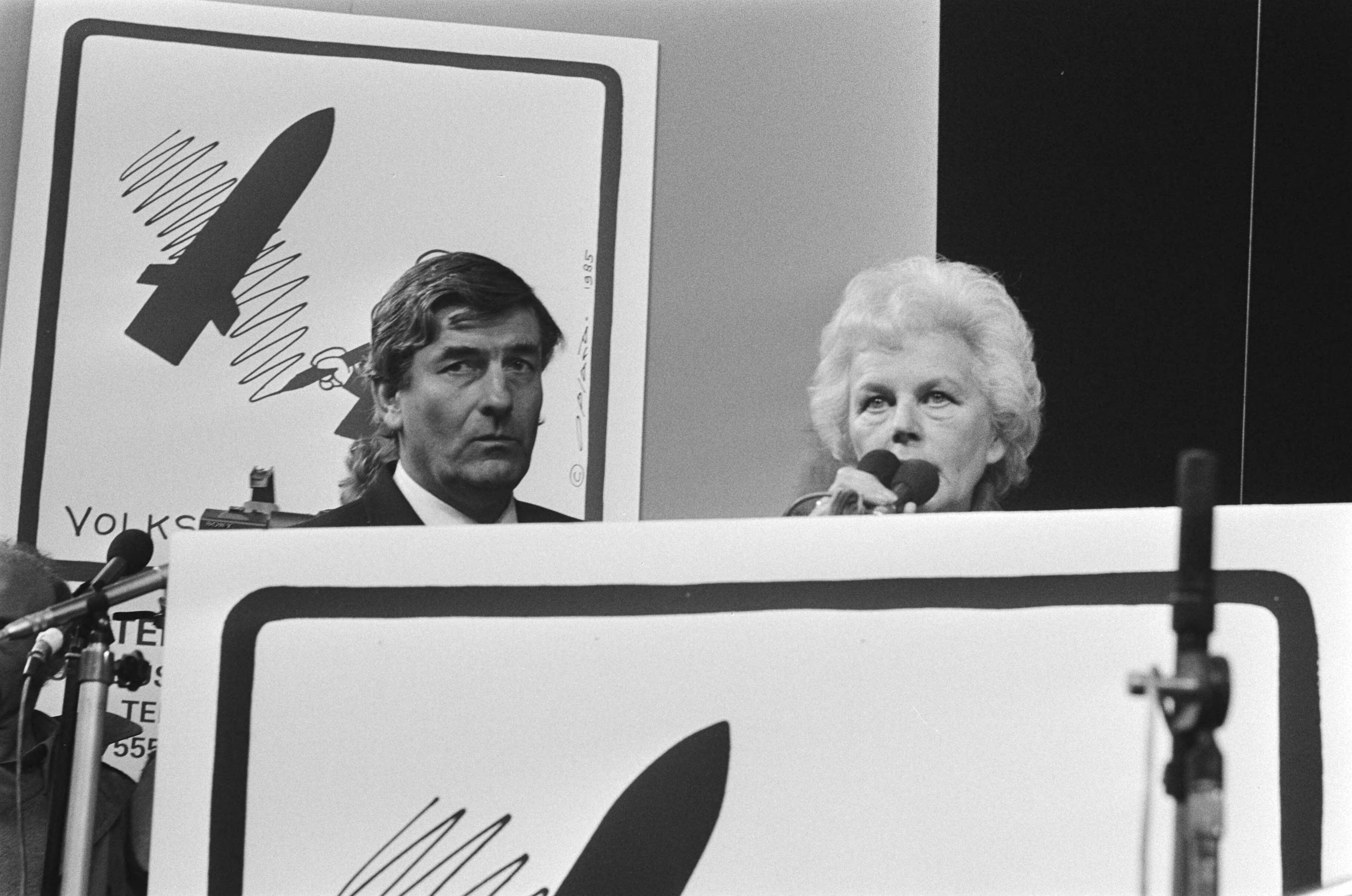 Fotocollectie Anefo — Slotmanifestatie volkspetitionnement in Den Haag ; Lubbers en Strikwerda achter spreekgestoelte — Foto: Croes, Rob C. / Anefo. Licentie: Set B: Rechtenvrij / Publiek Domein. Bron: Nationaal Archief. http://hdl.handle.net/10648/ad4bfb12-d0b4-102d-bcf8-003048976d84
