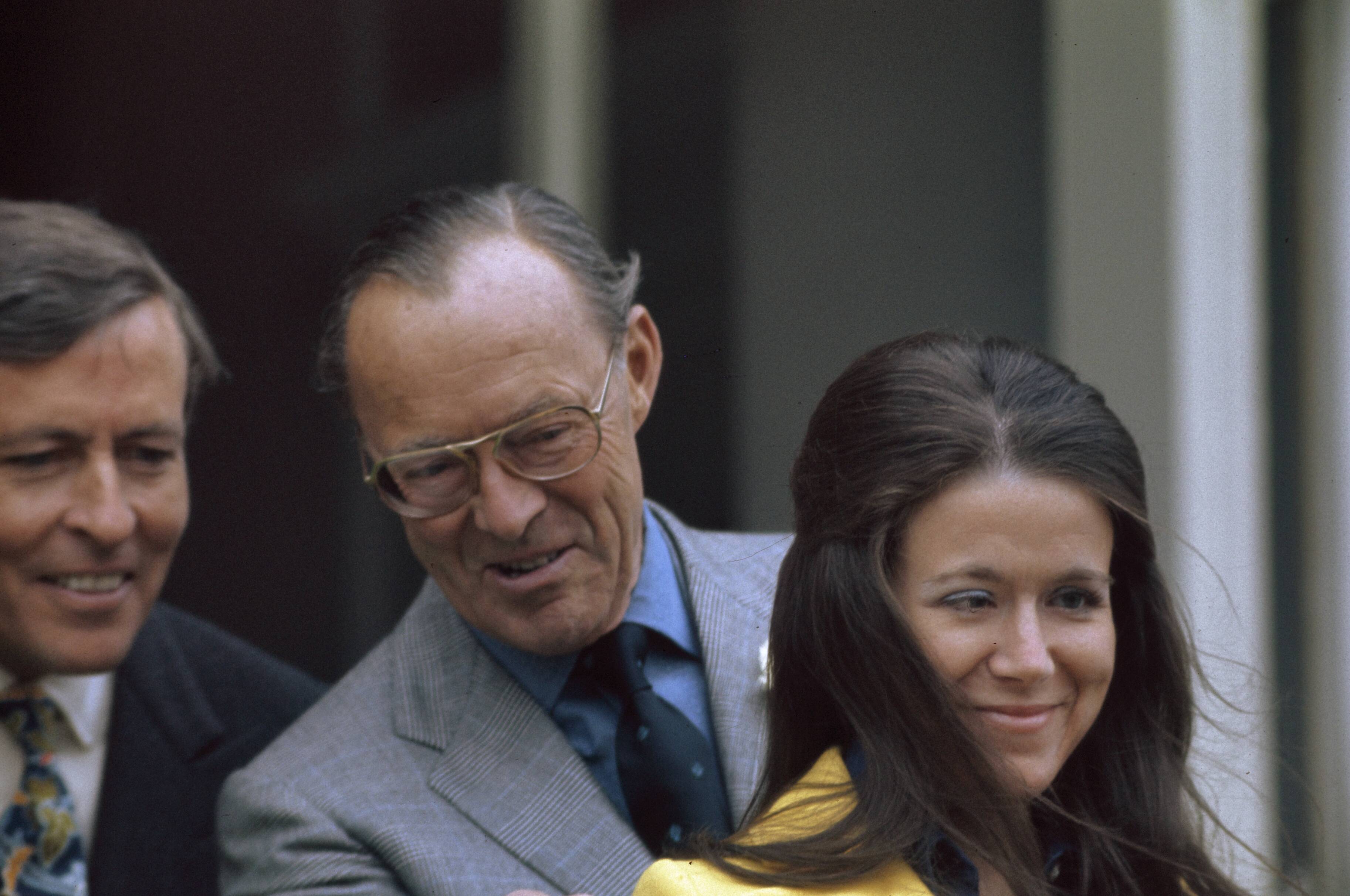 Fotocollectie Anefo — Koninginnedag 1974, defile Soestdijk; gehele Koninklijke Familie op bordes — Foto: Mieremet, Rob / Anefo. Licentie: Set B: Rechtenvrij / Publiek Domein. Bron: Nationaal Archief. http://hdl.handle.net/10648/ad93555c-d0b4-102d-bcf8-003048976d84