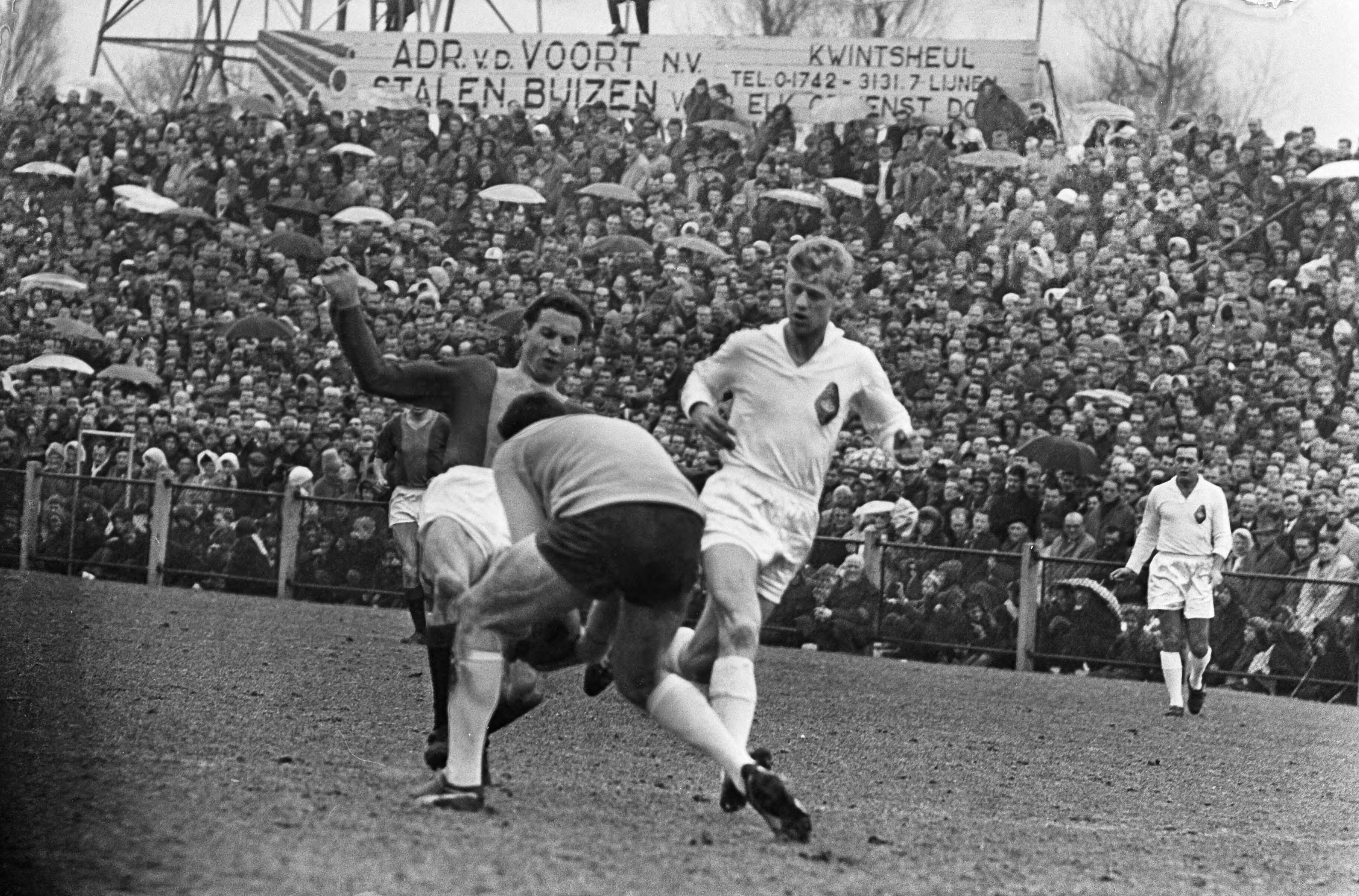 Fotocollectie Anefo — Voetbal. ADO tegen Telstar. Spelmoment, keeper Heinz Stuy (Telstar) pakt bal voor aanstormende Lambert Maassen (ADO) weg — Foto: Koch, Eric / Anefo. Licentie: Set B: Rechtenvrij / Publiek Domein. Bron: Nationaal Archief. http://hdl.handle.net/10648/aa98fe60-d0b4-102d-bcf8-003048976d84