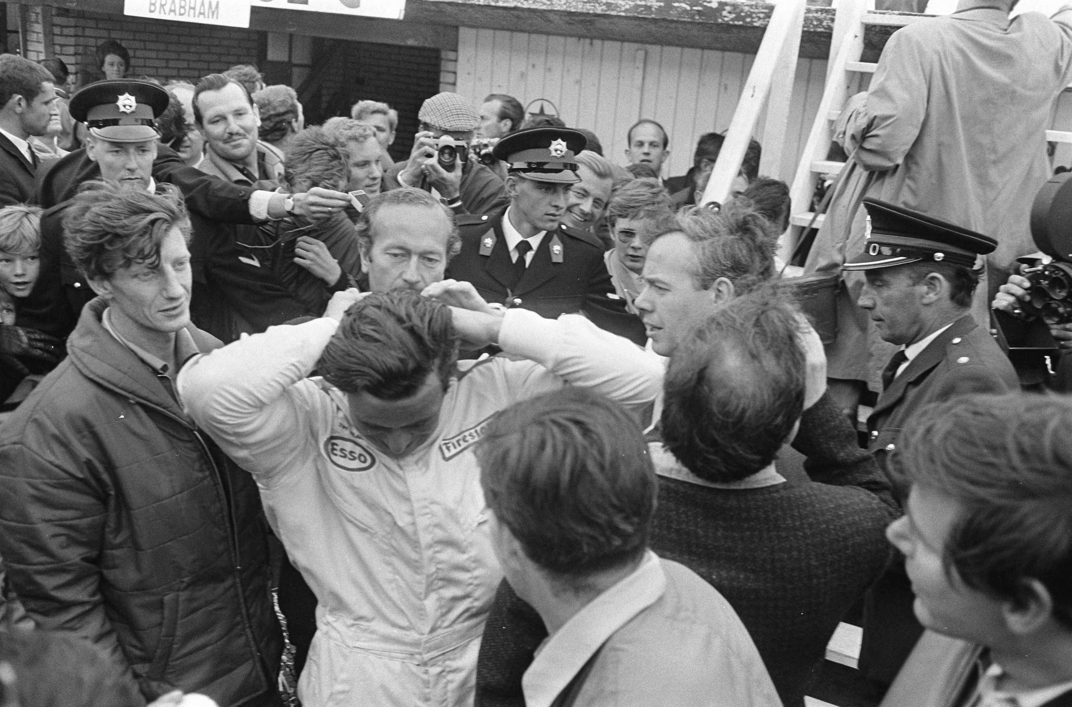 Fotocollectie Anefo — Grand Prix te Zandvoort, Jim Clark na de race — Foto: Koch, Eric / Anefo. Licentie: Set B: Rechtenvrij / Publiek Domein. Bron: Nationaal Archief. http://hdl.handle.net/10648/ab1afe42-d0b4-102d-bcf8-003048976d84