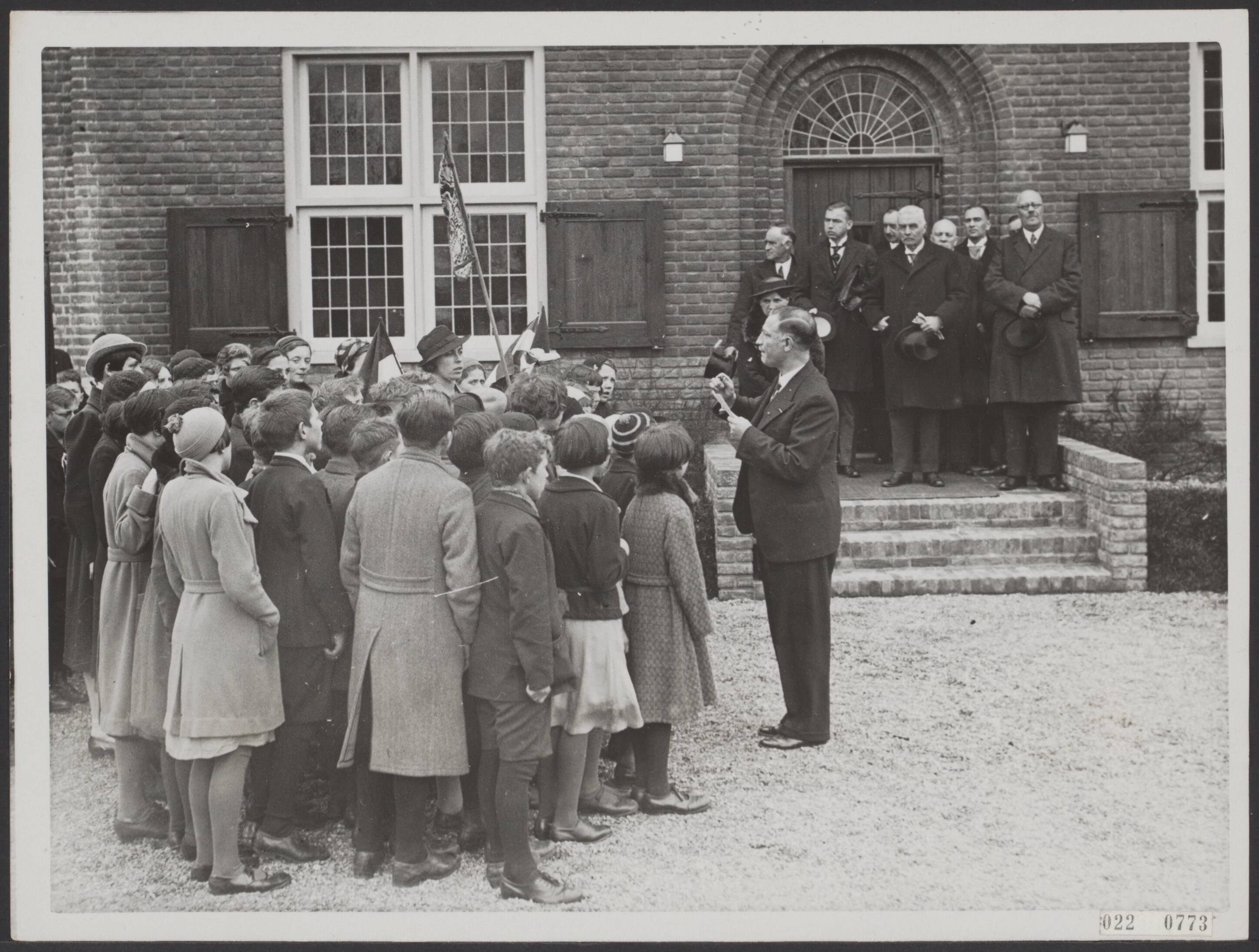 Fotocollectie Elsevier Binnenland — Heden werd het nieuwe raadhuis van Nieuwveen officiëel geopend door de waarnemend Commissaris der Koningin in Zuid-Holland, jhr. mr. L.N.A. Fissenne. Tijdens de zanghulde. Geheel rechts de burgemeester van Nieuwveen, J.A. Bakhuijzen. Links naast hem de heer Fisenne — Foto: N.V. Polygoon. Licentie: Set B: Rechtenvrij / Publiek Domein. Bron: Nationaal Archief. http://hdl.handle.net/10648/add31c82-d0b4-102d-bcf8-003048976d84