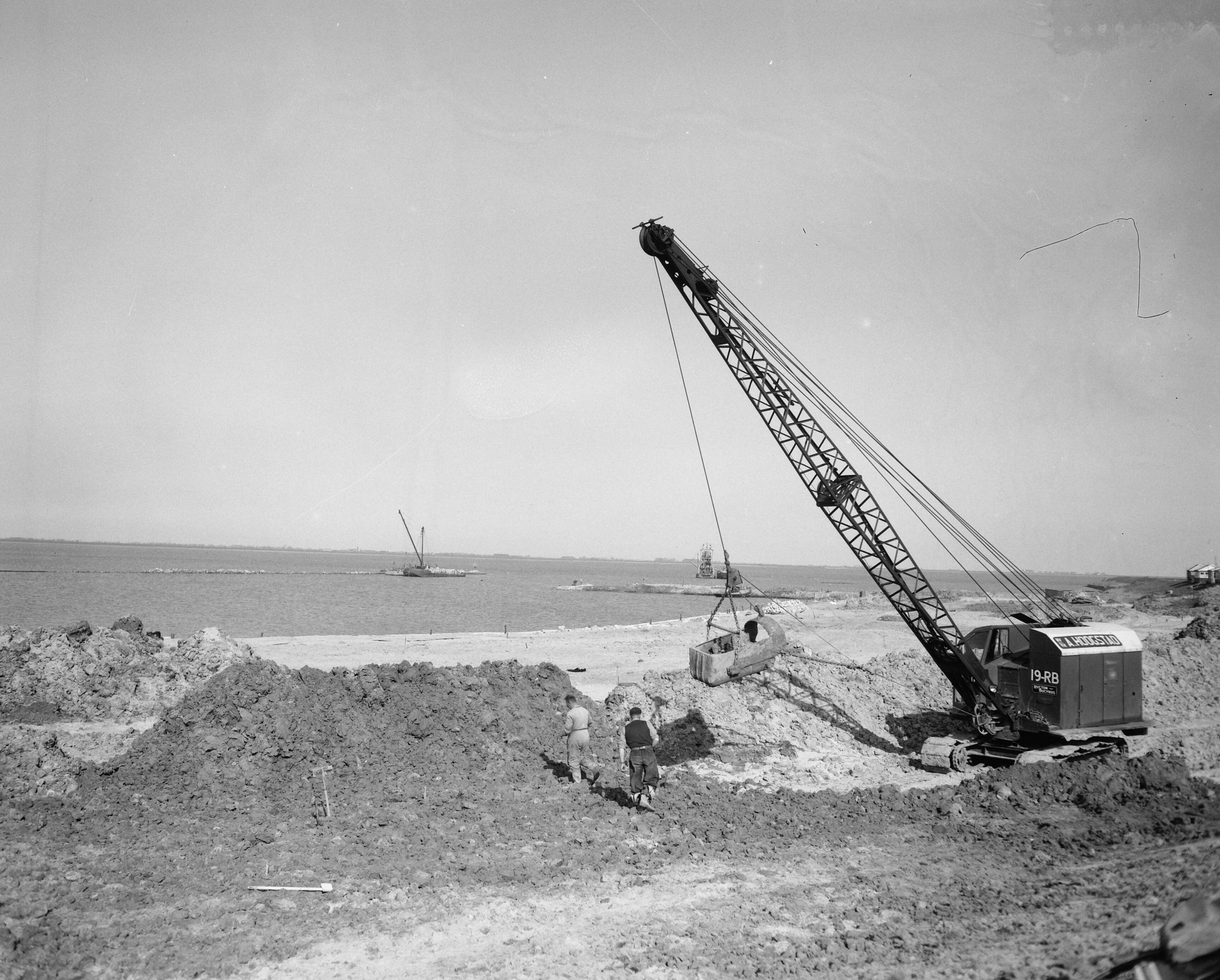 Fotocollectie Anefo — Werkzaamheden Deltaplan bij Veere — Foto: Bilsen, Joop van / Anefo. Licentie: Set B: Rechtenvrij / Publiek Domein. Bron: Nationaal Archief. http://hdl.handle.net/10648/a95d26f2-d0b4-102d-bcf8-003048976d84