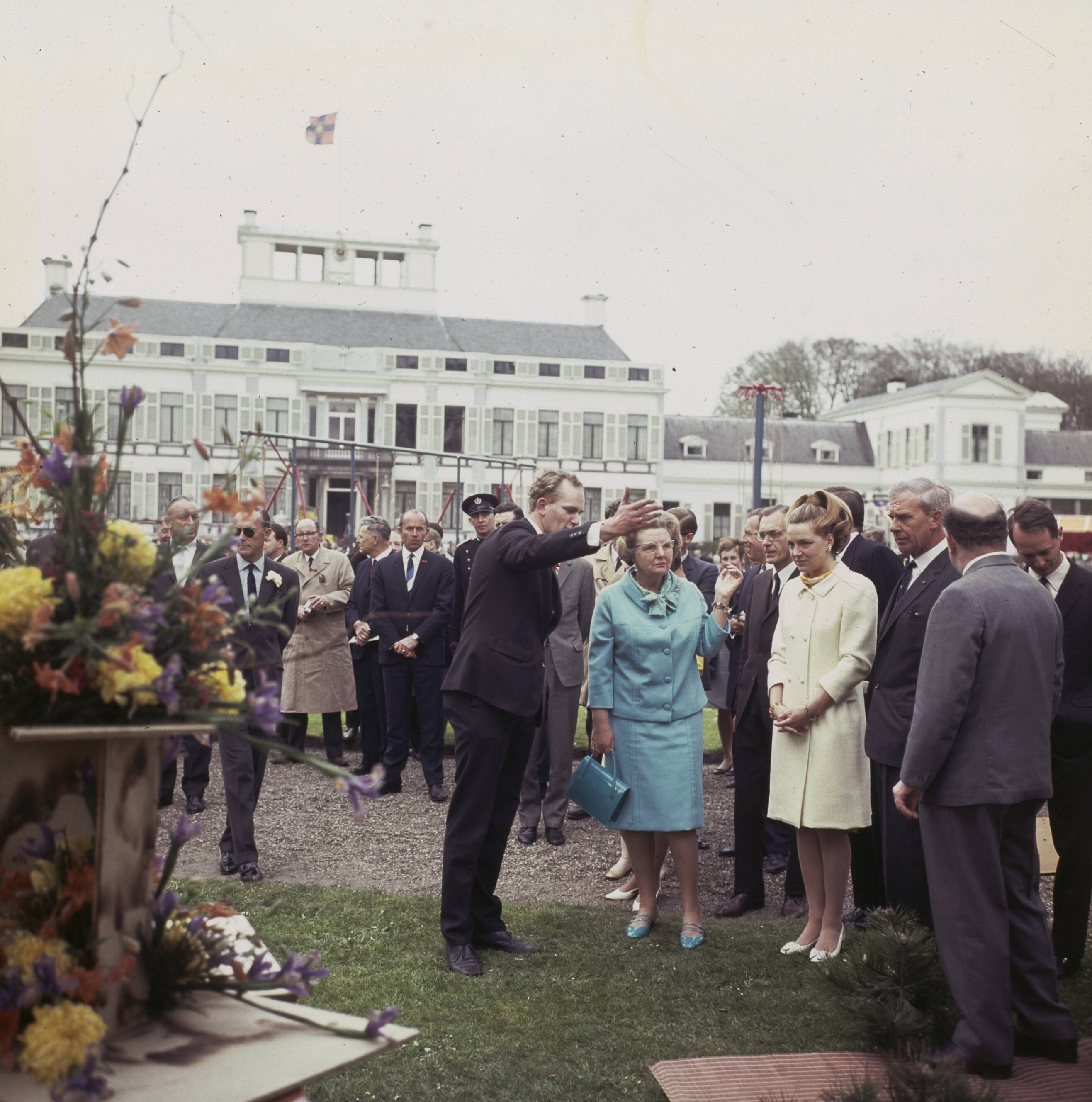 Fotocollectie Anefo — Koninginnedag 1967. Defilé paleis Soestdijk — Foto: Fotograaf Onbekend / Anefo. Licentie: Set B: Rechtenvrij / Publiek Domein. Bron: Nationaal Archief. http://hdl.handle.net/10648/ad8e7208-d0b4-102d-bcf8-003048976d84