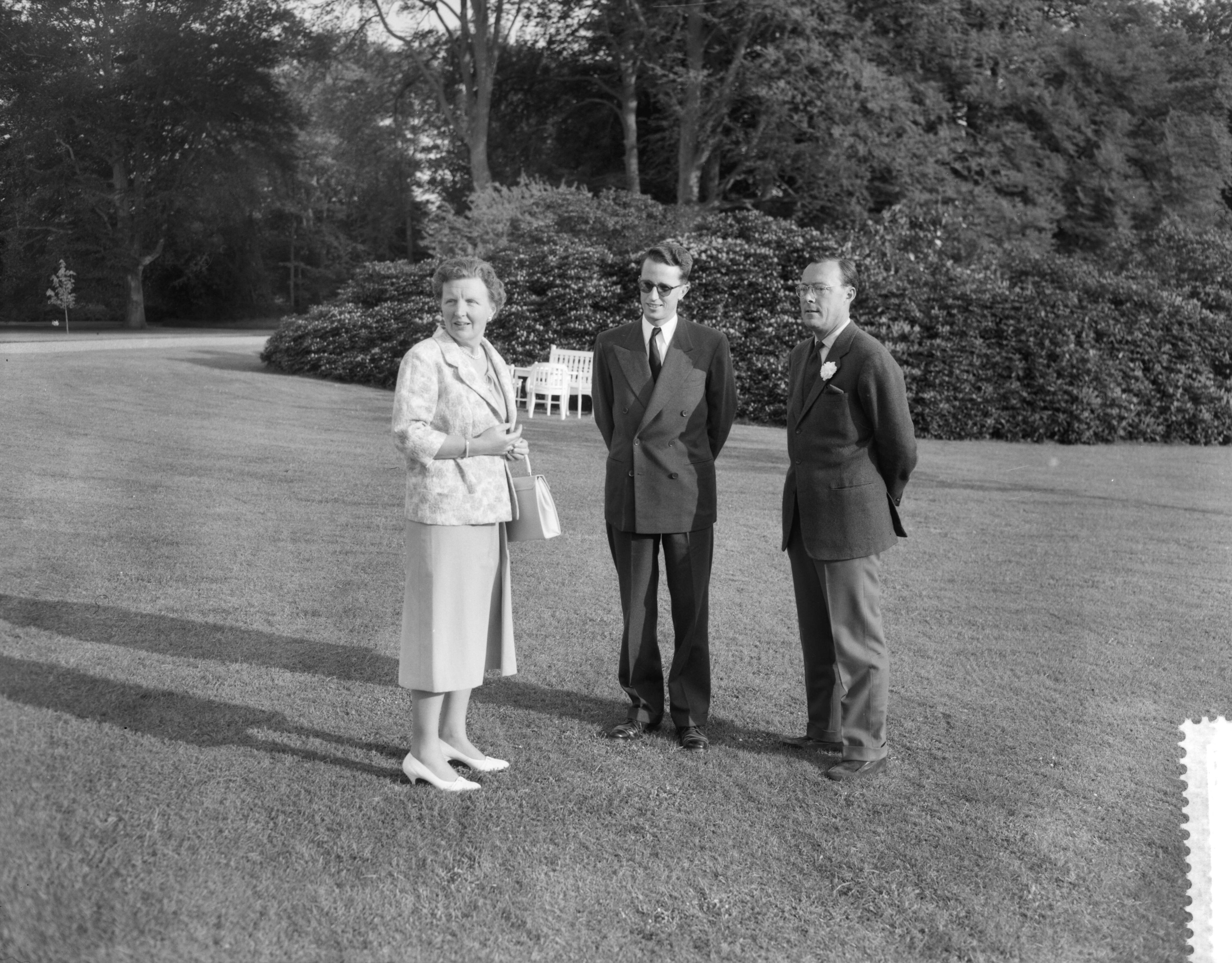 Fotocollectie Anefo — Koning Boudewijn van België brengt een bezoek aan het koninklijk paar op paleis Soestdijk. V.l.n.r. koningin Juliana, koning Boudewijn en prins Bernhard — Foto: Noske, J.D. / Anefo. Licentie: Set B: Rechtenvrij / Publiek Domein. Bron: Nationaal Archief. http://hdl.handle.net/10648/a97cf22a-d0b4-102d-bcf8-003048976d84