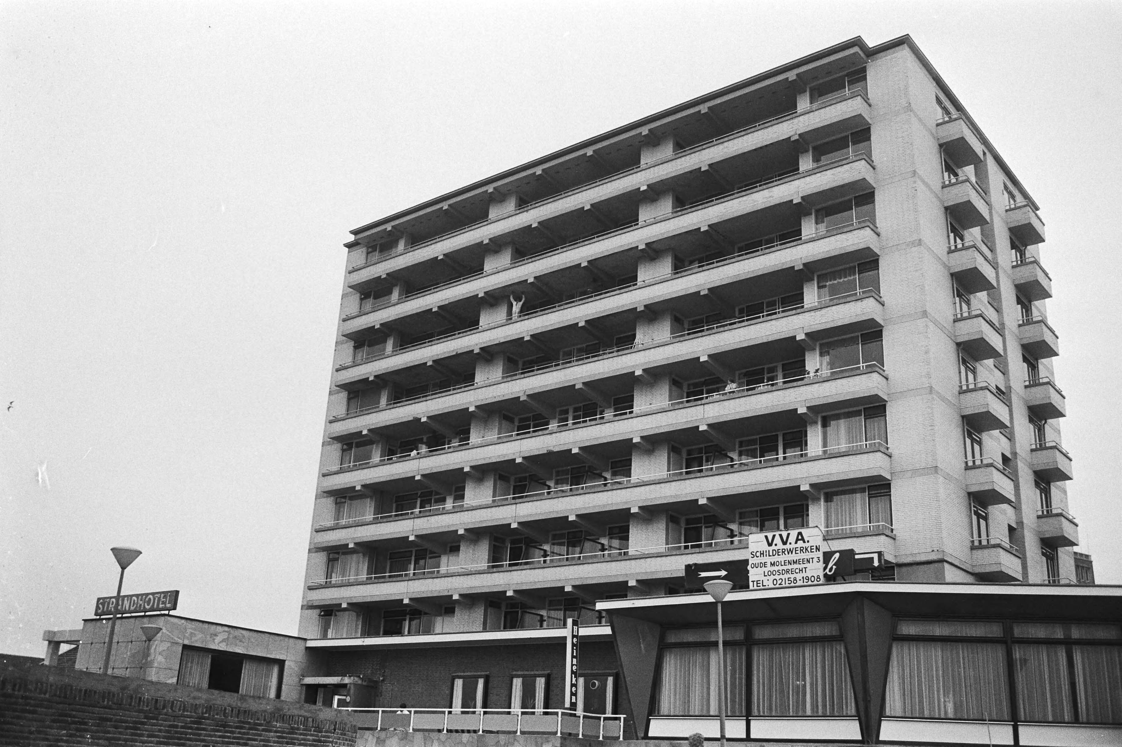 Toeristenseizoen in Zandvoort begint bijna — Strandhotel — Foto: Fotograaf Onbekend / Anefo. Licentie: Set B: Rechtenvrij / Publiek Domein. Bron: Nationaal Archief. http://hdl.handle.net/10648/abc23f22-d0b4-102d-bcf8-003048976d84