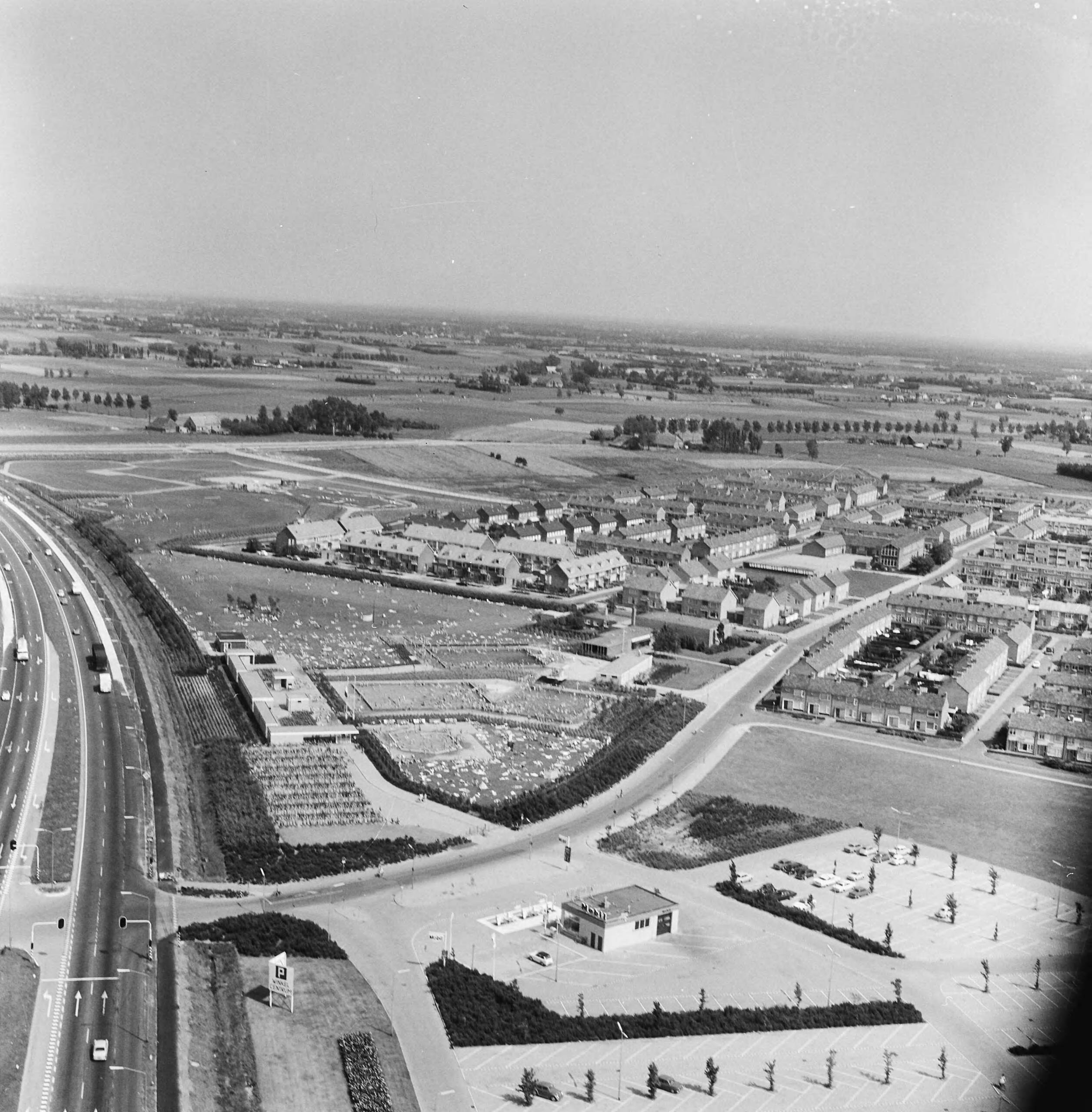 Fotocollectie Nederlandse Heidemaatschappij — Luchtopname. Openluchtzwembad te Etten — Foto: Fotograaf Onbekend / Heidemij. Licentie: Set B: Rechtenvrij / Publiek Domein. Bron: Nationaal Archief. http://hdl.handle.net/10648/ae4f7e1c-d0b4-102d-bcf8-003048976d84