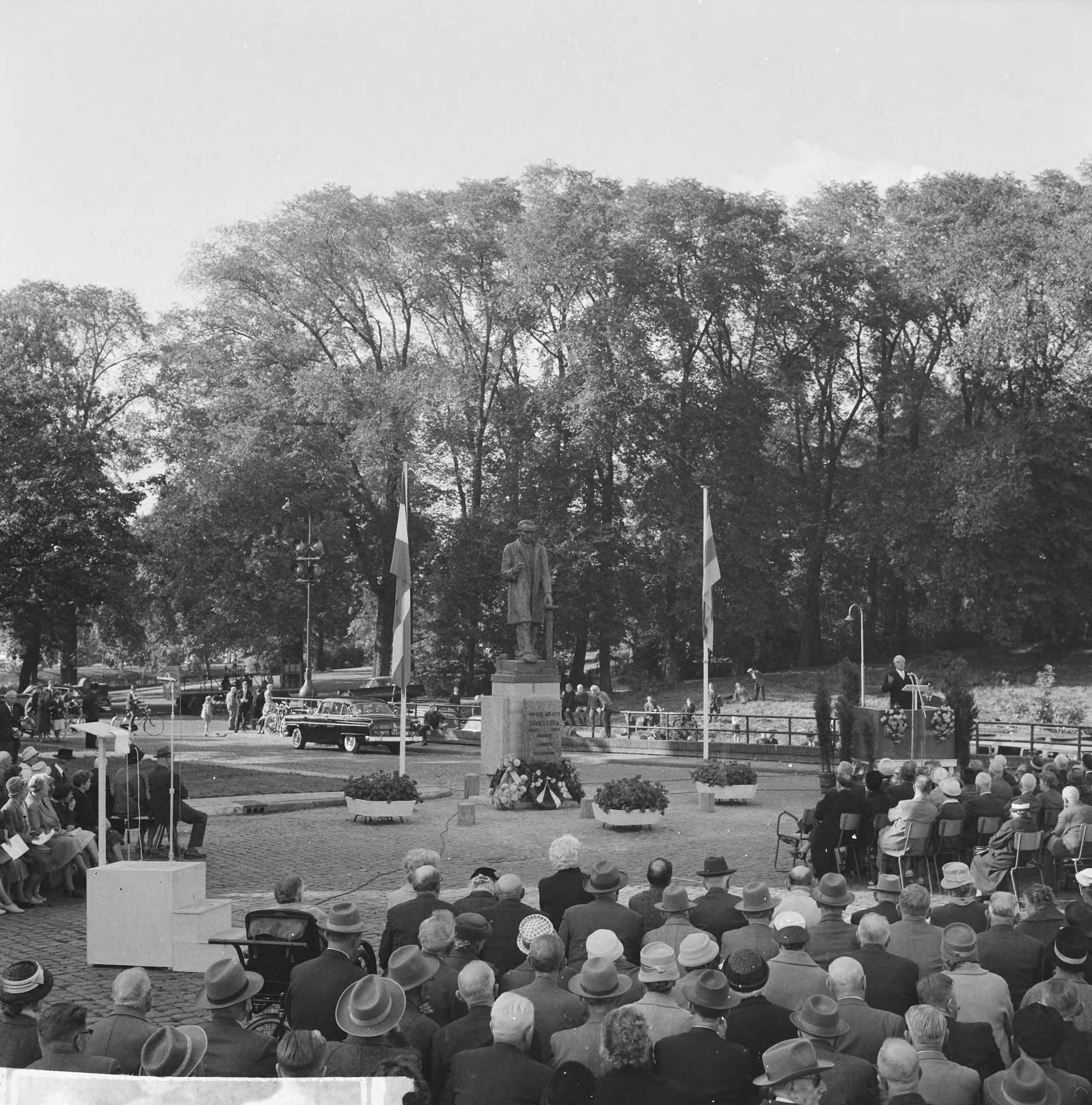 Fotocollectie Anefo — Onthulling monument P.J. Troelstra door kleindochter mevrouw Veronica Baay te Leeuwarden — Foto: Koch, Eric / Anefo. Licentie: Set B: Rechtenvrij / Publiek Domein. Bron: Nationaal Archief. http://hdl.handle.net/10648/aa1a453e-d0b4-102d-bcf8-003048976d84