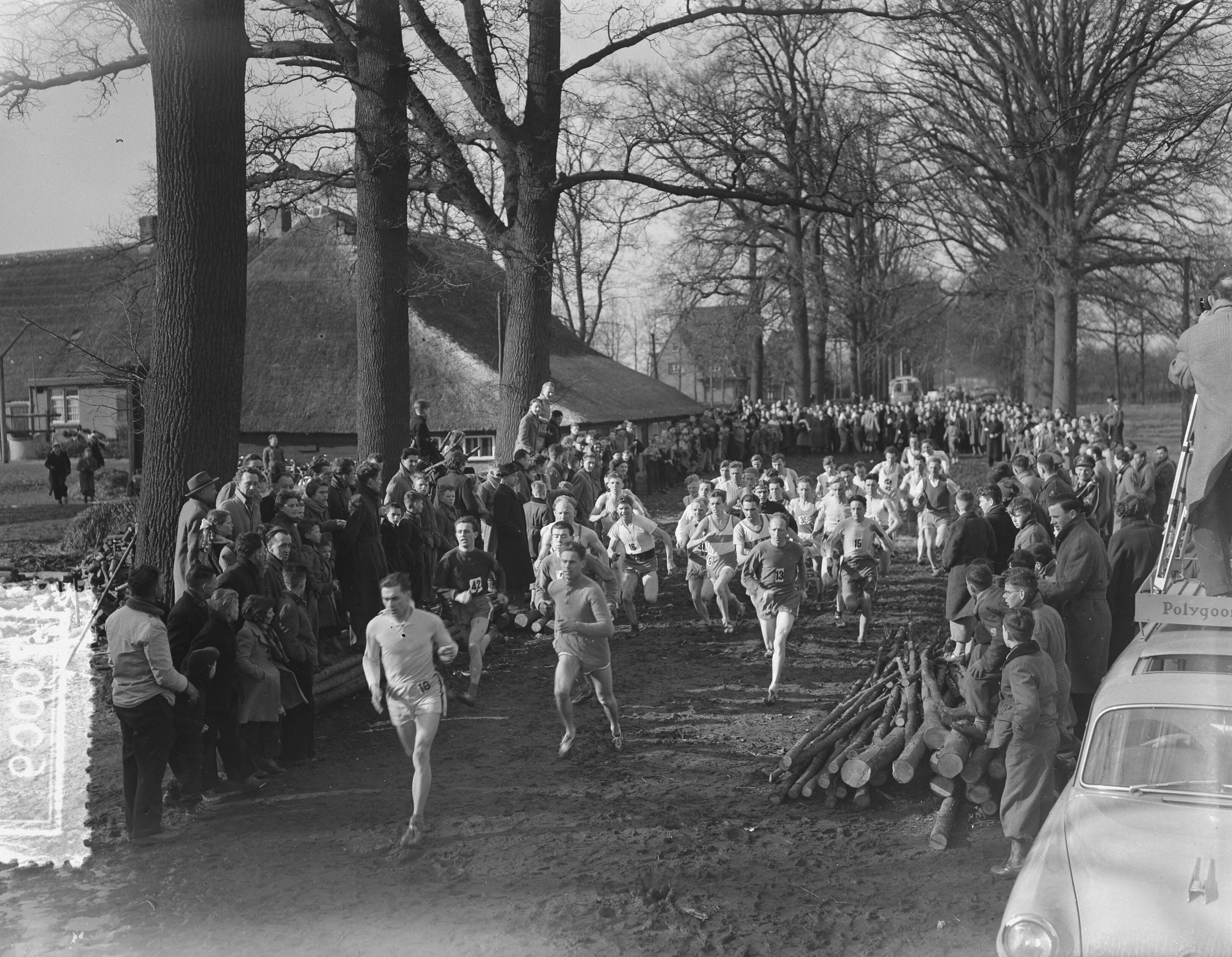 Fotocollectie Anefo — Atletiek. Crosskampioenschap van Nederland op landgoed Trippenburg te Breda. 2e van links (met nummer 42) de latere winnaar Willy van Zeeland. Rechts met nummer 13 J. Adriaansen (2e) — Foto: Bilsen, Joop van / Anefo. Licentie: Set B: Rechtenvrij / Publiek Domein. Bron: Nationaal Archief. http://hdl.handle.net/10648/a93169b8-d0b4-102d-bcf8-003048976d84