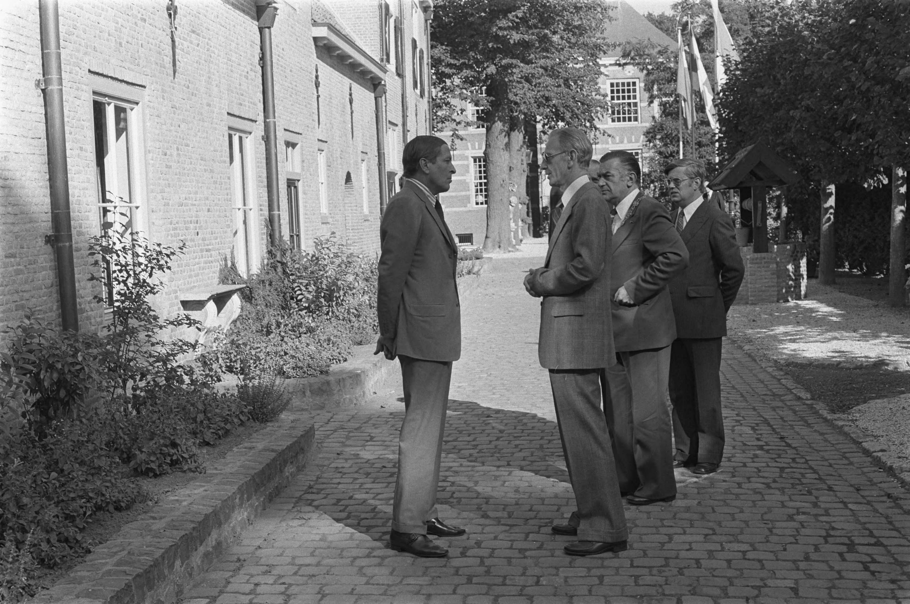 Fotocollectie Anefo — Prins Claus opent gerestaureerd kasteel Bouvigne te Breda — Foto: Suyk, Koen / Anefo. Licentie: Set B: Rechtenvrij / Publiek Domein. Bron: Nationaal Archief. http://hdl.handle.net/10648/aca297e8-d0b4-102d-bcf8-003048976d84