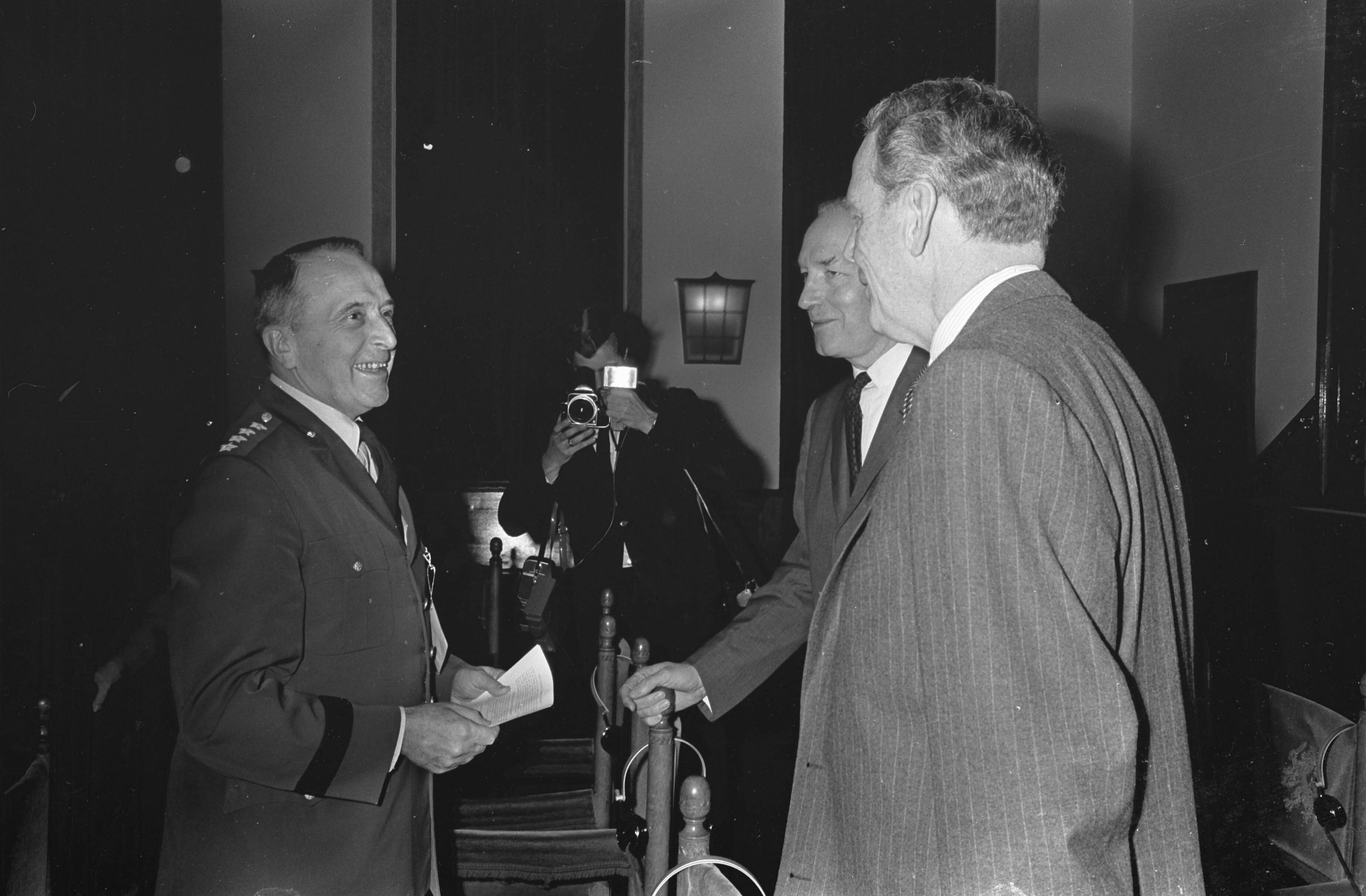 Fotocollectie Anefo — Nato vergadert in Den Haag . Generaal Lemnitzer (links) begroet nieuwe Amerikaanse minister van Defensie Clark H. Clifford — Foto: Koch, Eric / Anefo. Licentie: Set B: Rechtenvrij / Publiek Domein. Bron: Nationaal Archief. http://hdl.handle.net/10648/ab3d5190-d0b4-102d-bcf8-003048976d84