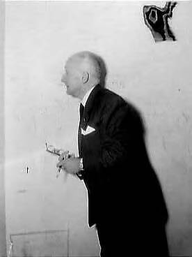 Fotocollectie Anefo — Burgemeester H.M. van Fenema van Zandvoort bij een bekladderde muur van de watertoren — Foto: Pot, Harry / Anefo. Licentie: Set B: Rechtenvrij / Publiek Domein. Bron: Nationaal Archief. http://hdl.handle.net/10648/a96c6c34-d0b4-102d-bcf8-003048976d84