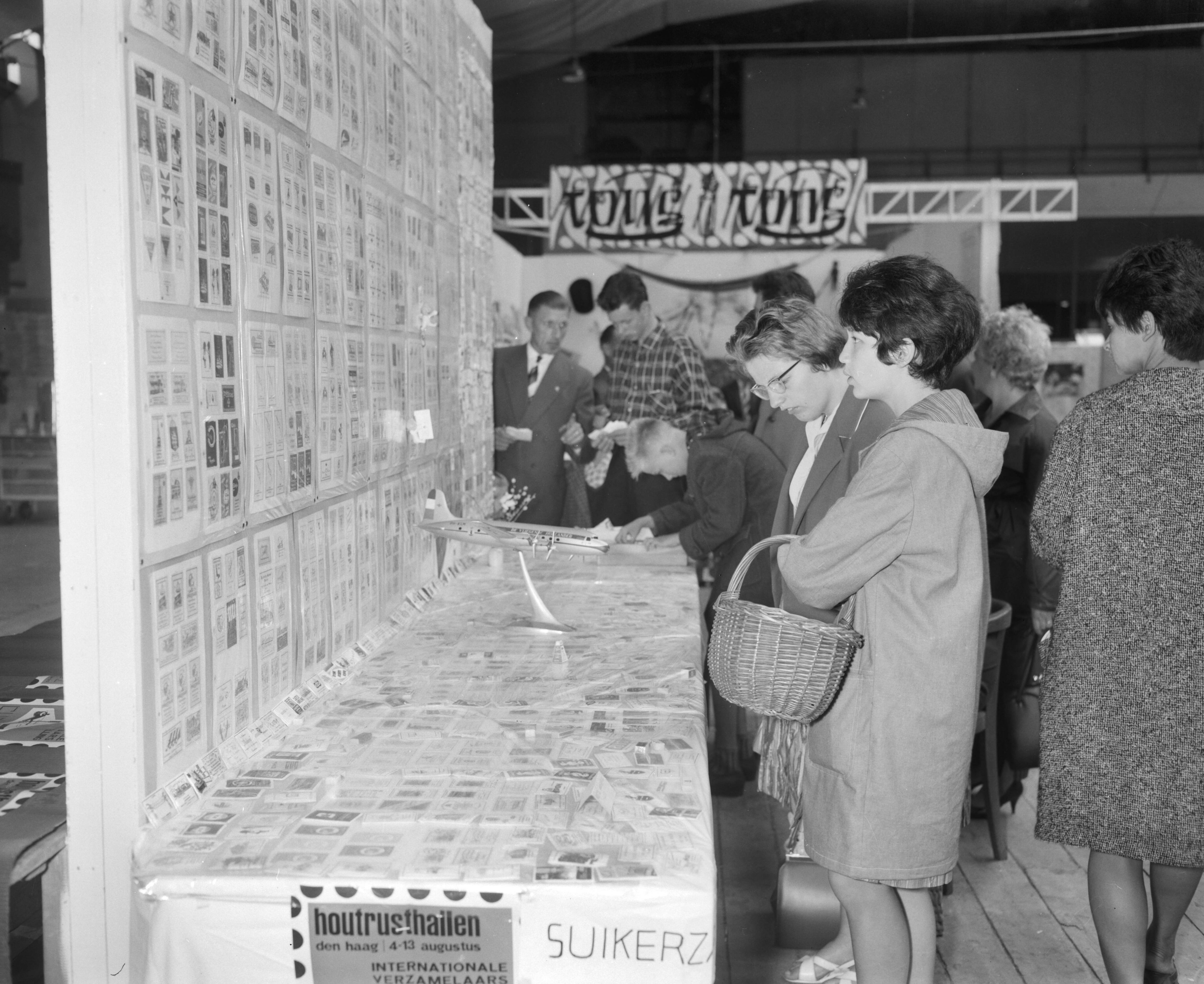 Fotocollectie Anefo — Tentoonstelling "Curiosa" in de Houtrusthallen te Den Haag — Foto: Bilsen, Joop van / Anefo. Licentie: Set B: Rechtenvrij / Publiek Domein. Bron: Nationaal Archief. http://hdl.handle.net/10648/a9dea024-d0b4-102d-bcf8-003048976d84